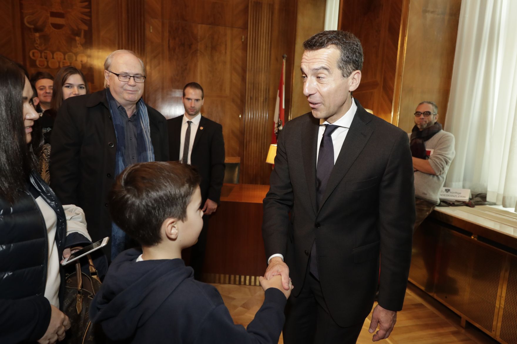 Am 26. Oktober 2016 empfing Bundeskanzler Christian Kern im Rahmen des Nationalfeiertages Besucherinnen und Besucher im Bundeskanzleramt.