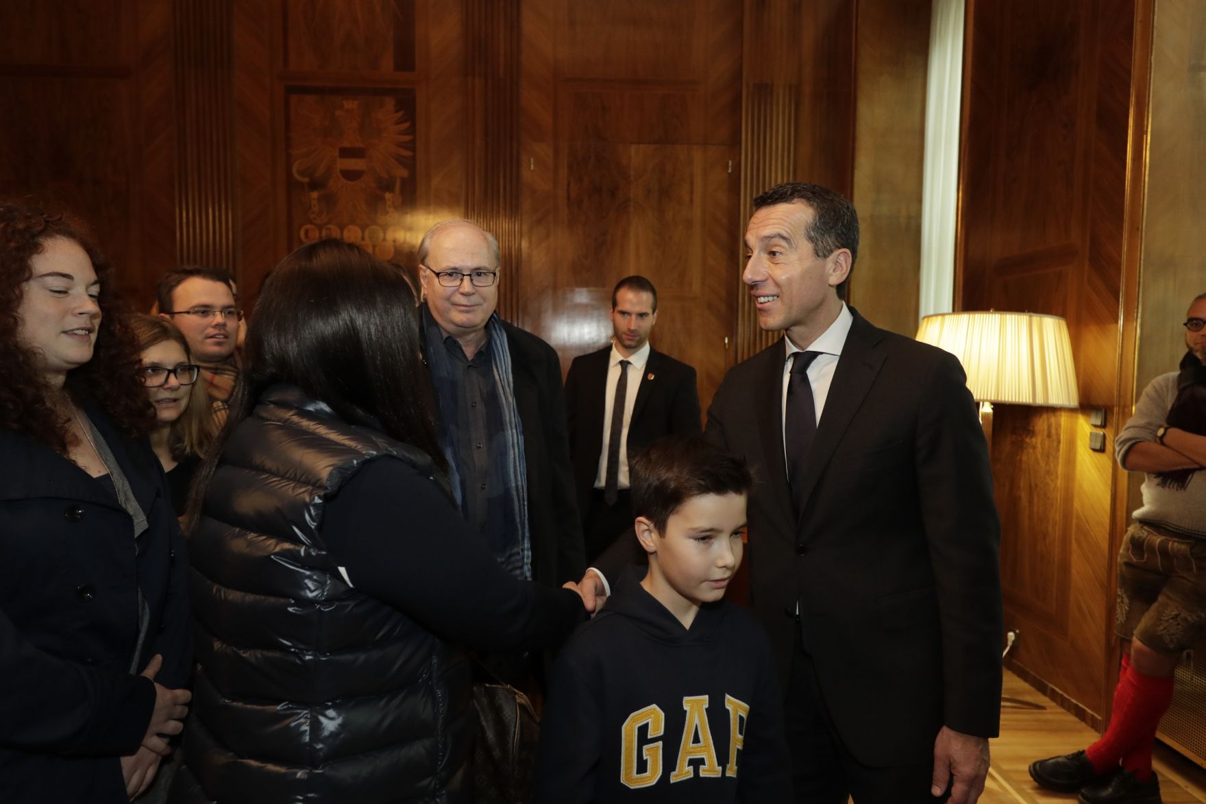 Am 26. Oktober 2016 empfing Bundeskanzler Christian Kern im Rahmen des Nationalfeiertages Besucherinnen und Besucher im Bundeskanzleramt.