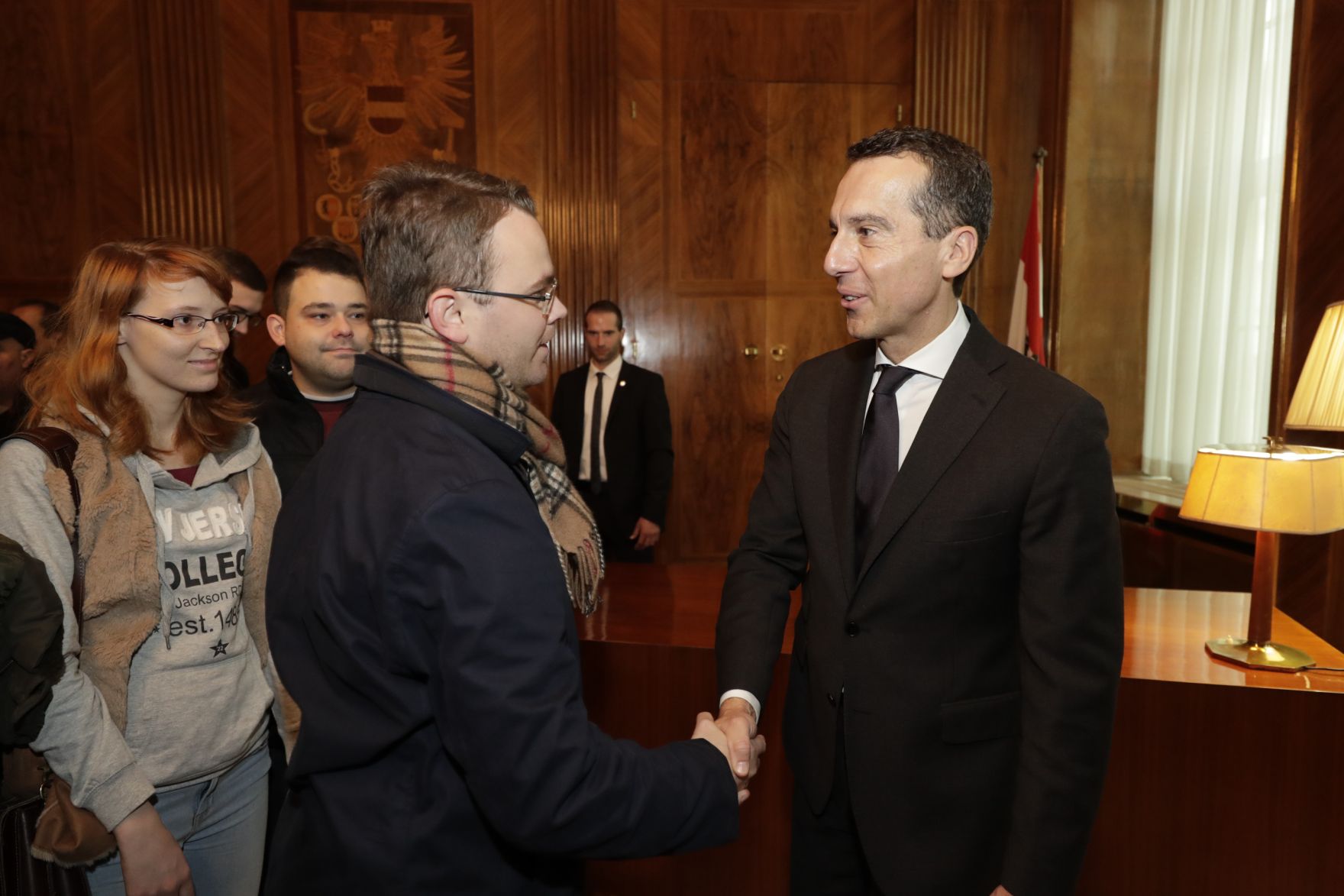 Am 26. Oktober 2016 empfing Bundeskanzler Christian Kern im Rahmen des Nationalfeiertages Besucherinnen und Besucher im Bundeskanzleramt.