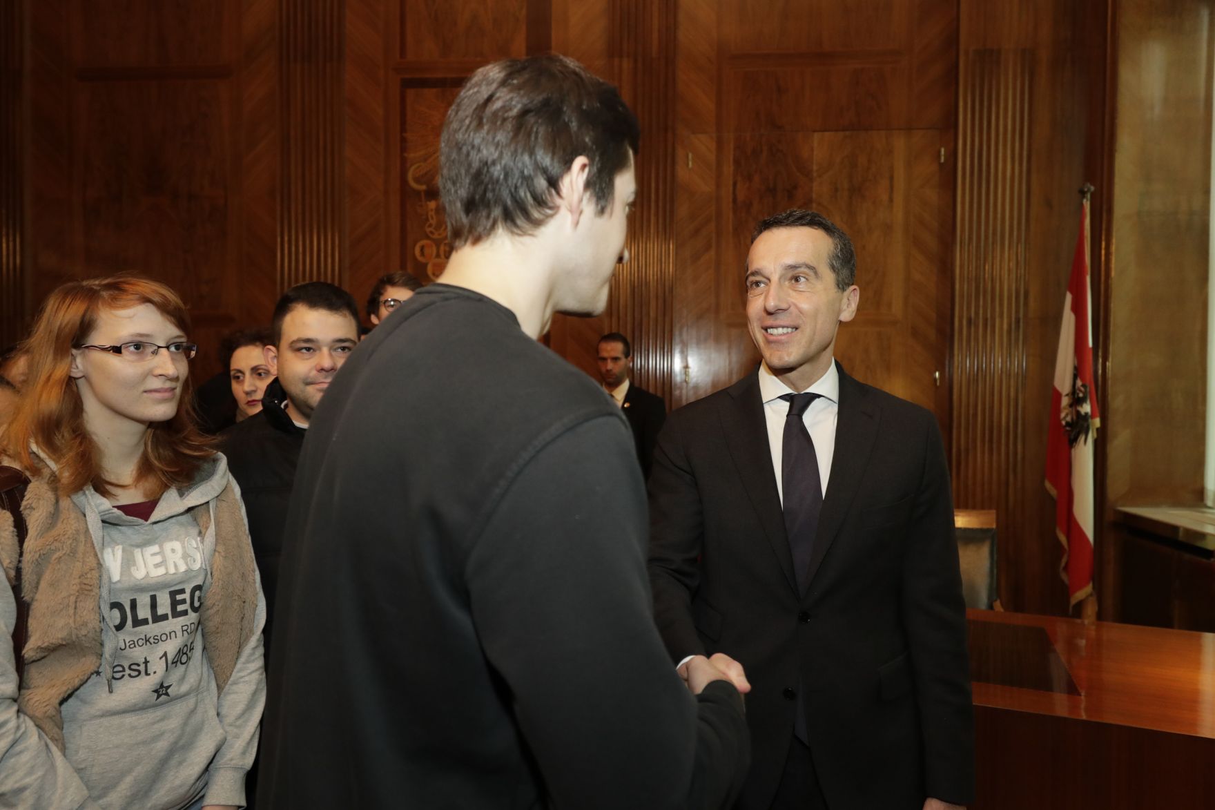 Am 26. Oktober 2016 empfing Bundeskanzler Christian Kern im Rahmen des Nationalfeiertages Besucherinnen und Besucher im Bundeskanzleramt.