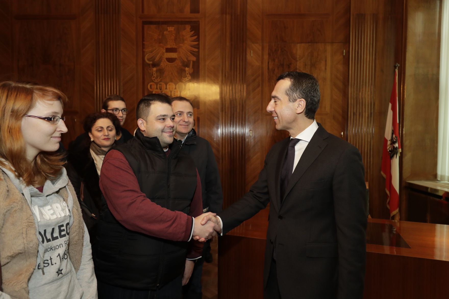 Am 26. Oktober 2016 empfing Bundeskanzler Christian Kern im Rahmen des Nationalfeiertages Besucherinnen und Besucher im Bundeskanzleramt.