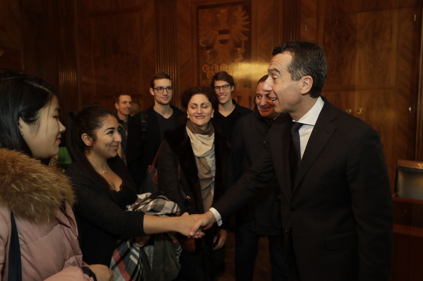 Am 26. Oktober 2016 empfing Bundeskanzler Christian Kern im Rahmen des Nationalfeiertages Besucherinnen und Besucher im Bundeskanzleramt.