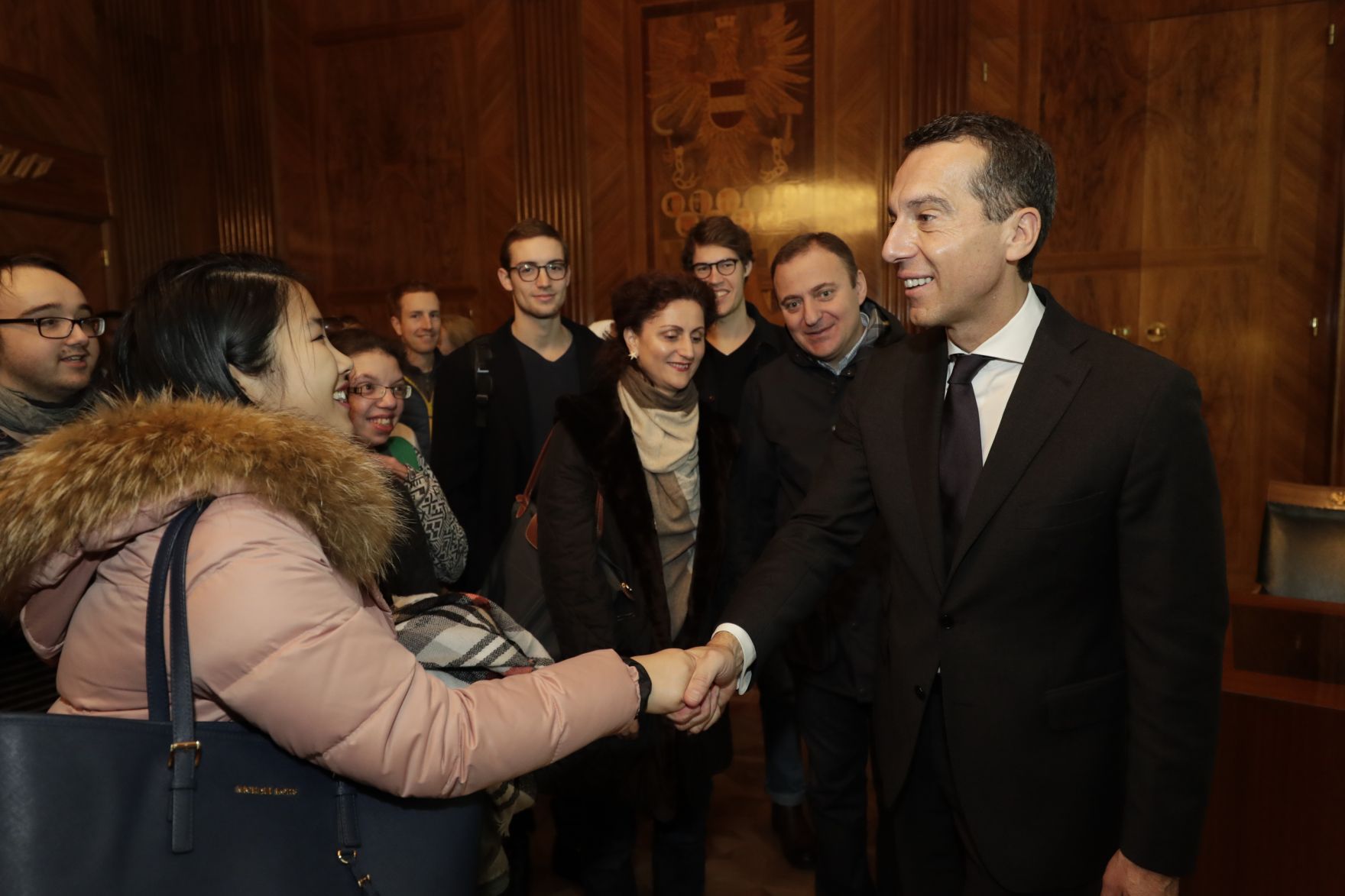 Am 26. Oktober 2016 empfing Bundeskanzler Christian Kern im Rahmen des Nationalfeiertages Besucherinnen und Besucher im Bundeskanzleramt.