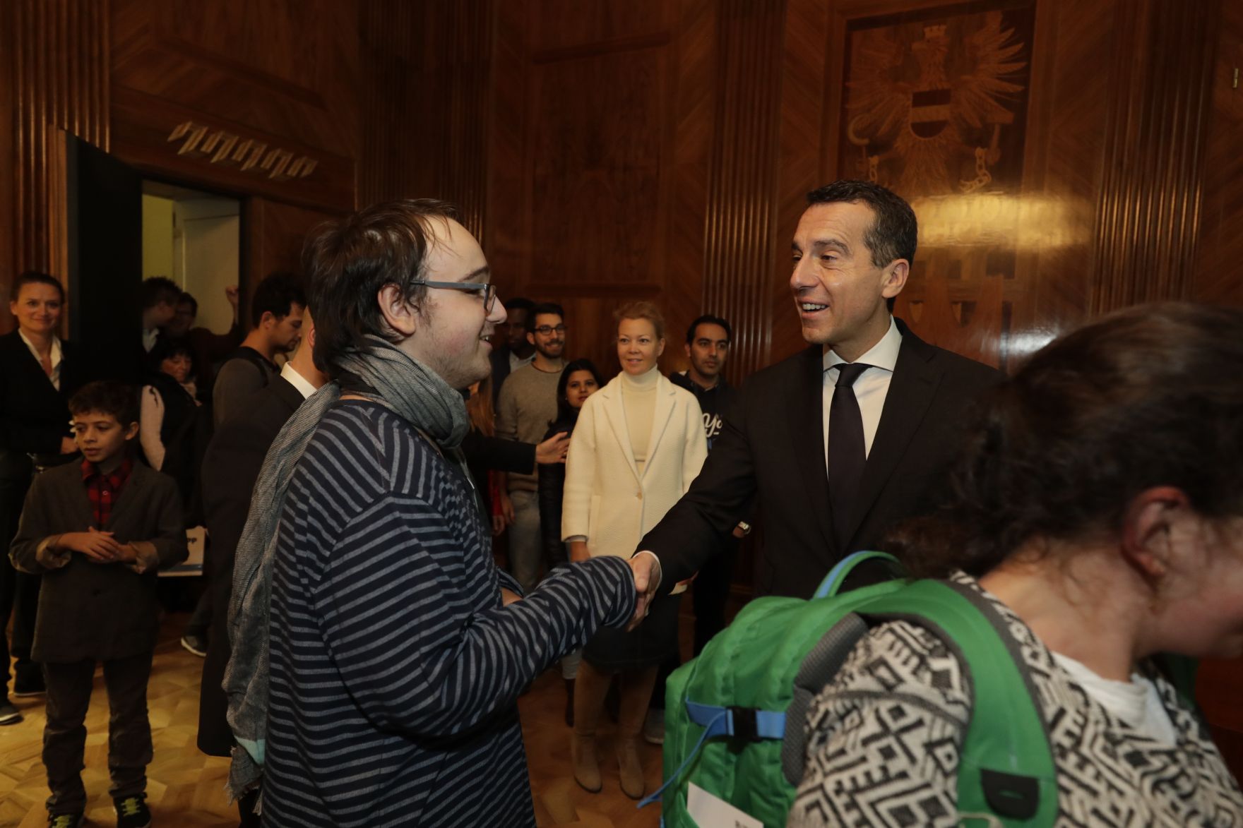 Am 26. Oktober 2016 empfing Bundeskanzler Christian Kern im Rahmen des Nationalfeiertages Besucherinnen und Besucher im Bundeskanzleramt.