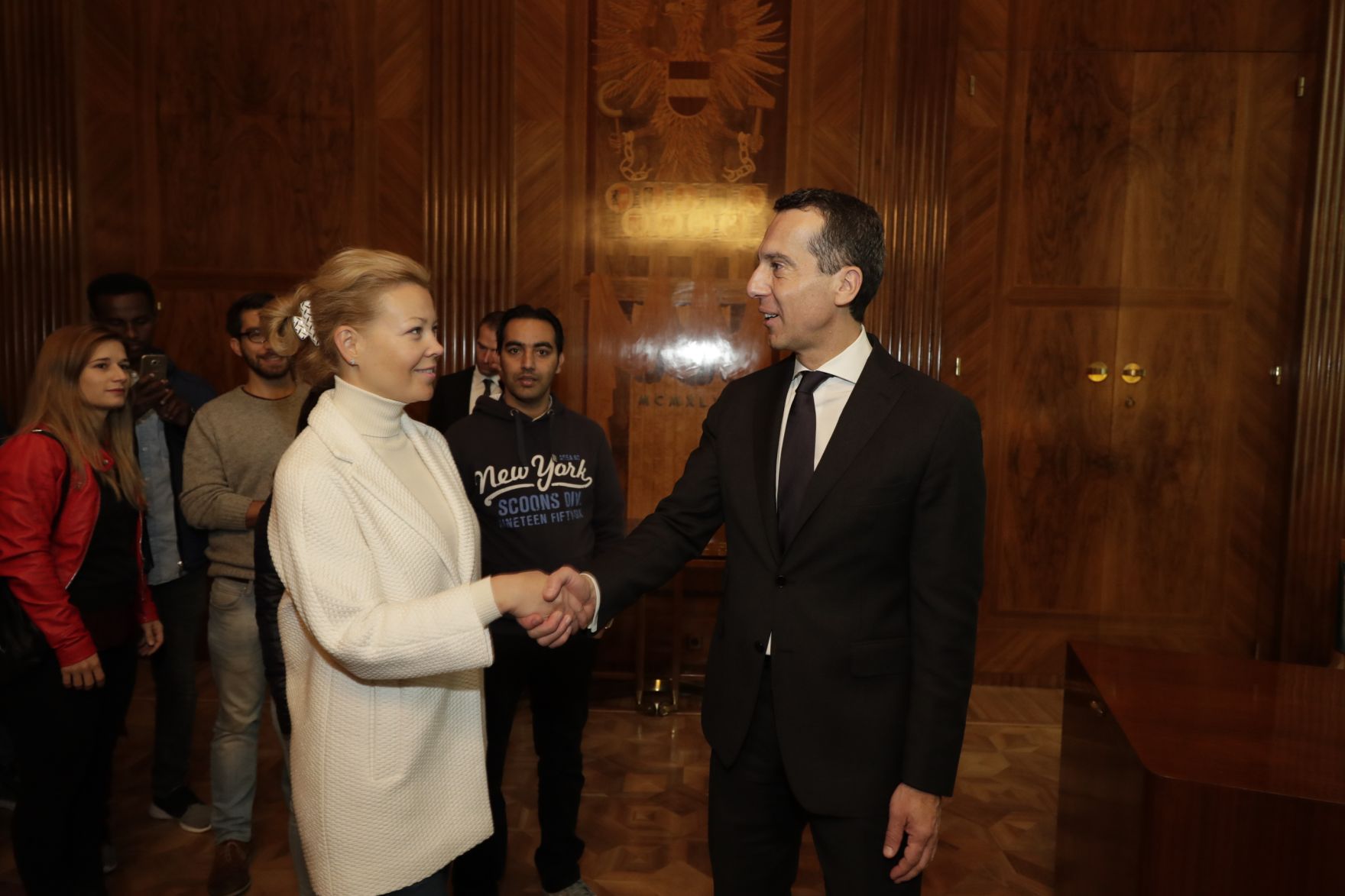 Am 26. Oktober 2016 empfing Bundeskanzler Christian Kern im Rahmen des Nationalfeiertages Besucherinnen und Besucher im Bundeskanzleramt.