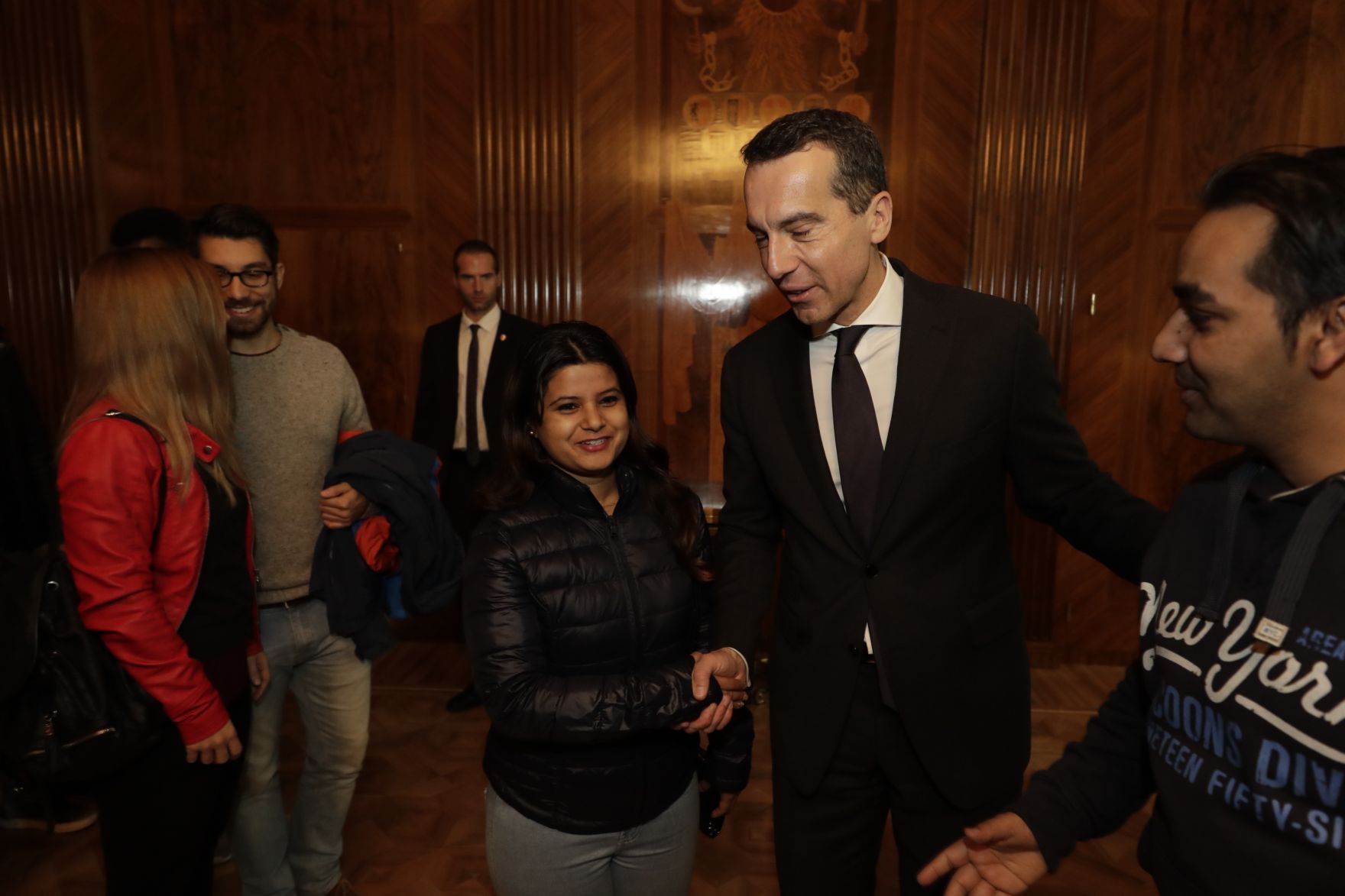 Am 26. Oktober 2016 empfing Bundeskanzler Christian Kern im Rahmen des Nationalfeiertages Besucherinnen und Besucher im Bundeskanzleramt.