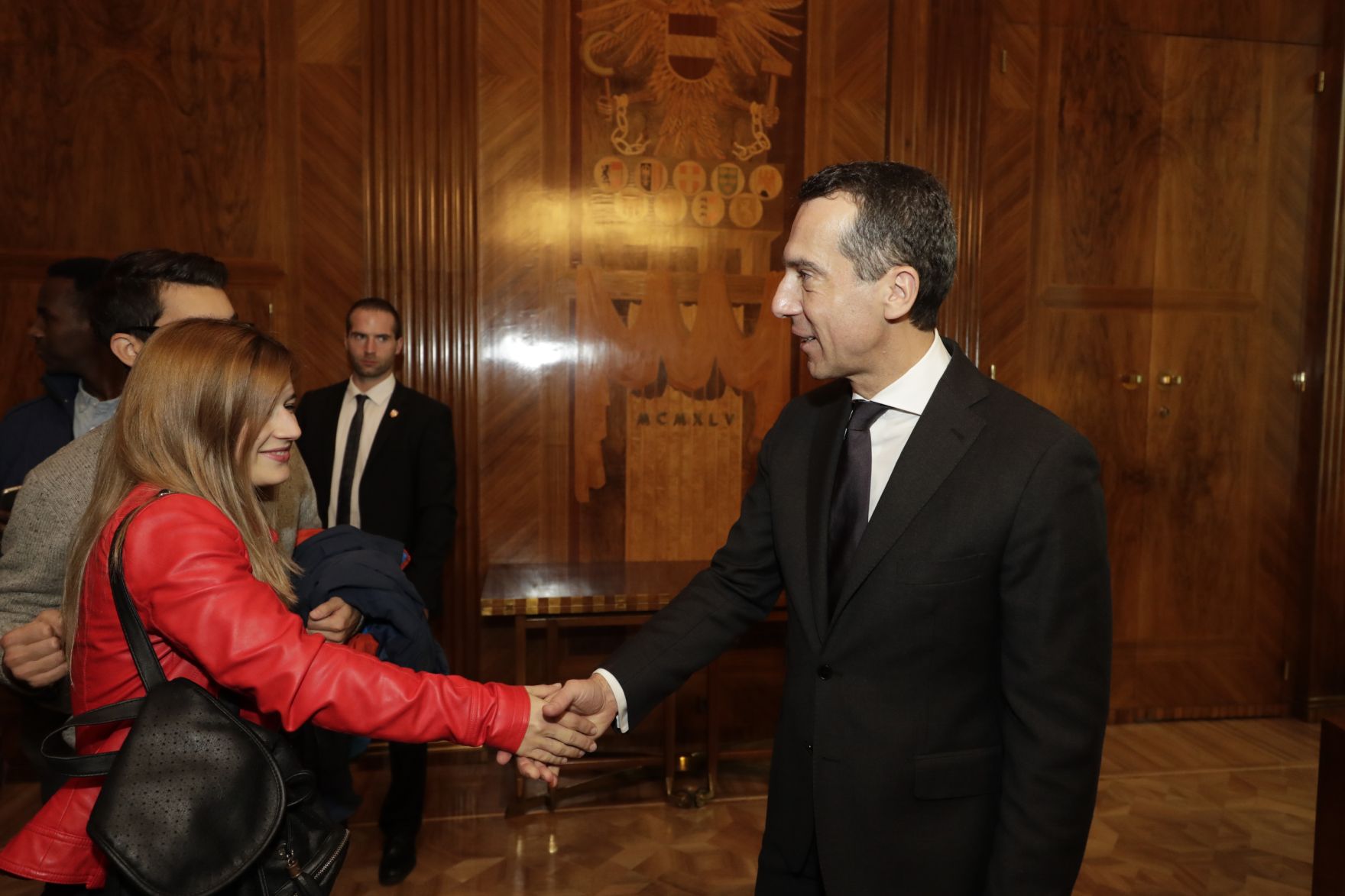 Am 26. Oktober 2016 empfing Bundeskanzler Christian Kern im Rahmen des Nationalfeiertages Besucherinnen und Besucher im Bundeskanzleramt.