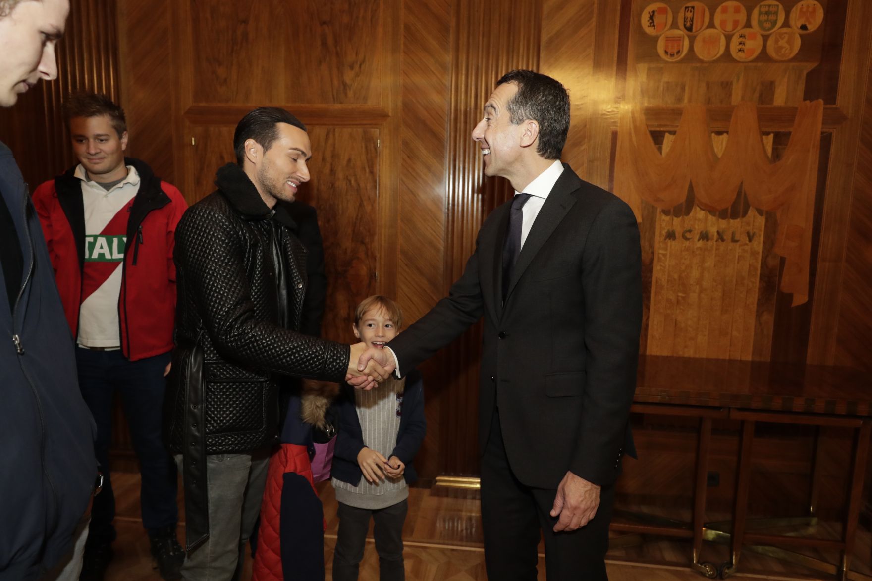 Am 26. Oktober 2016 empfing Bundeskanzler Christian Kern im Rahmen des Nationalfeiertages Besucherinnen und Besucher im Bundeskanzleramt.
