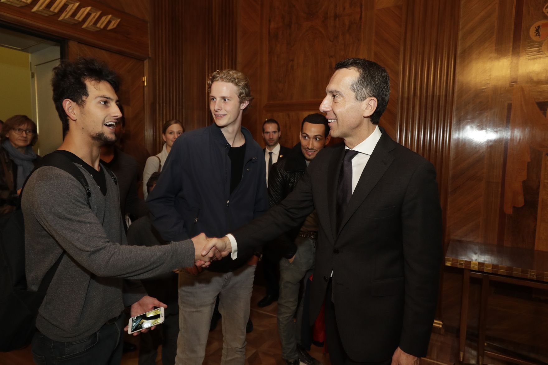Am 26. Oktober 2016 empfing Bundeskanzler Christian Kern im Rahmen des Nationalfeiertages Besucherinnen und Besucher im Bundeskanzleramt.