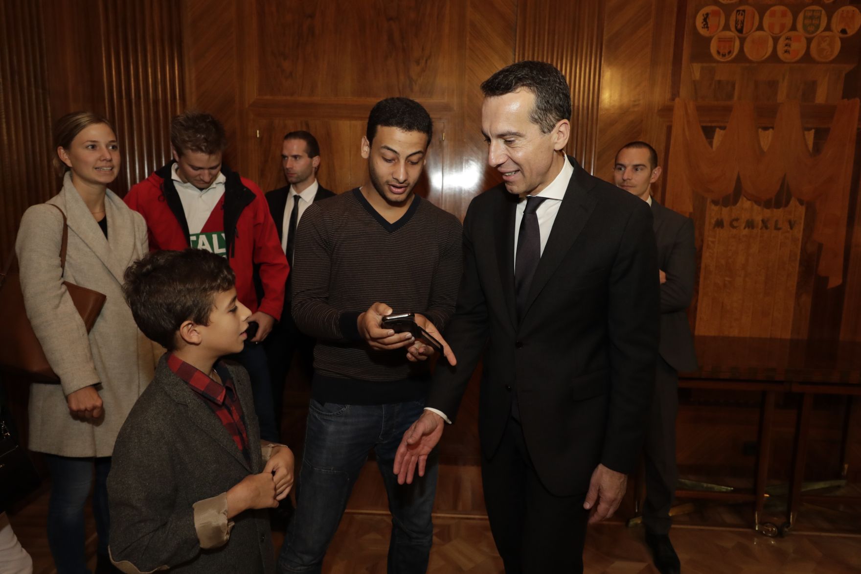 Am 26. Oktober 2016 empfing Bundeskanzler Christian Kern im Rahmen des Nationalfeiertages Besucherinnen und Besucher im Bundeskanzleramt.