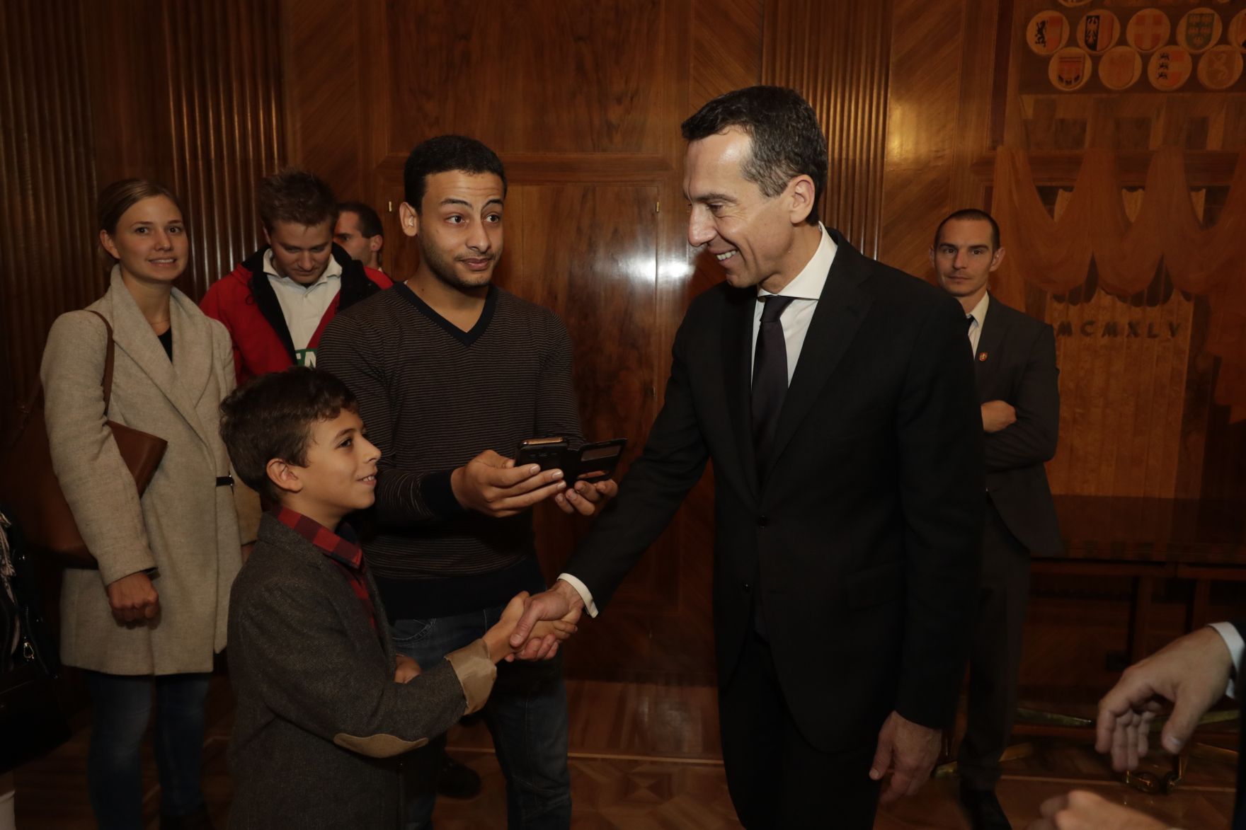Am 26. Oktober 2016 empfing Bundeskanzler Christian Kern im Rahmen des Nationalfeiertages Besucherinnen und Besucher im Bundeskanzleramt.