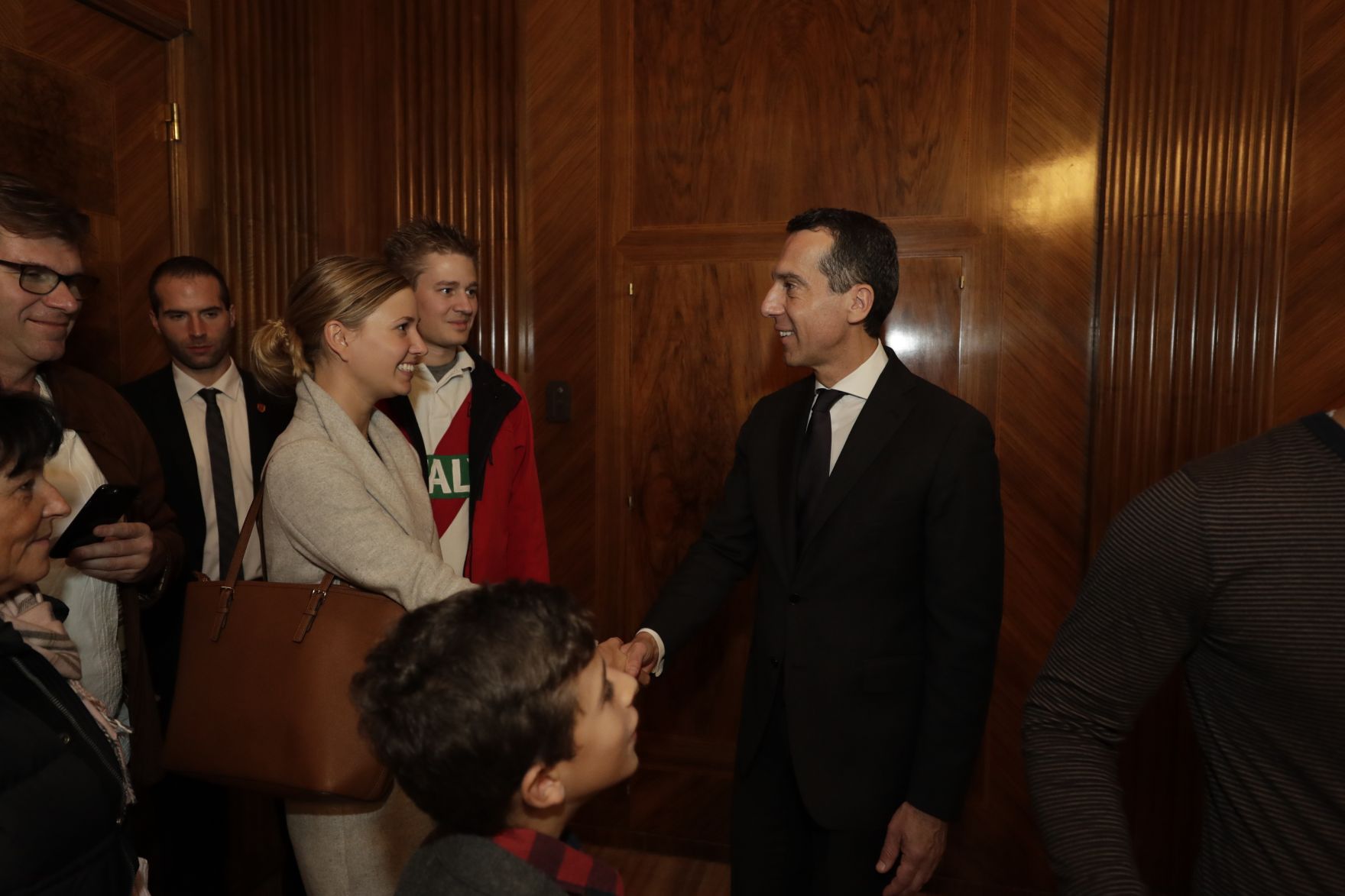 Am 26. Oktober 2016 empfing Bundeskanzler Christian Kern im Rahmen des Nationalfeiertages Besucherinnen und Besucher im Bundeskanzleramt.