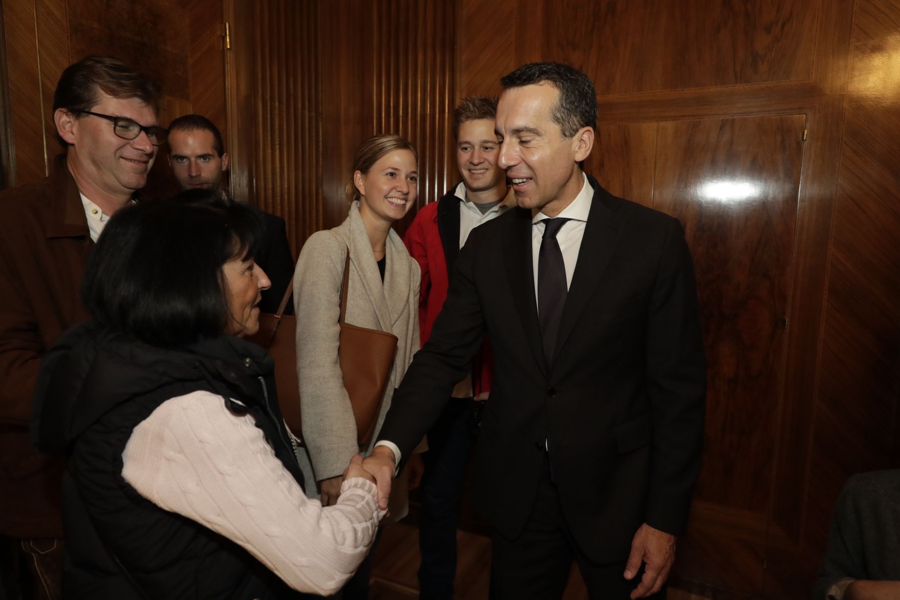 Am 26. Oktober 2016 empfing Bundeskanzler Christian Kern im Rahmen des Nationalfeiertages Besucherinnen und Besucher im Bundeskanzleramt.