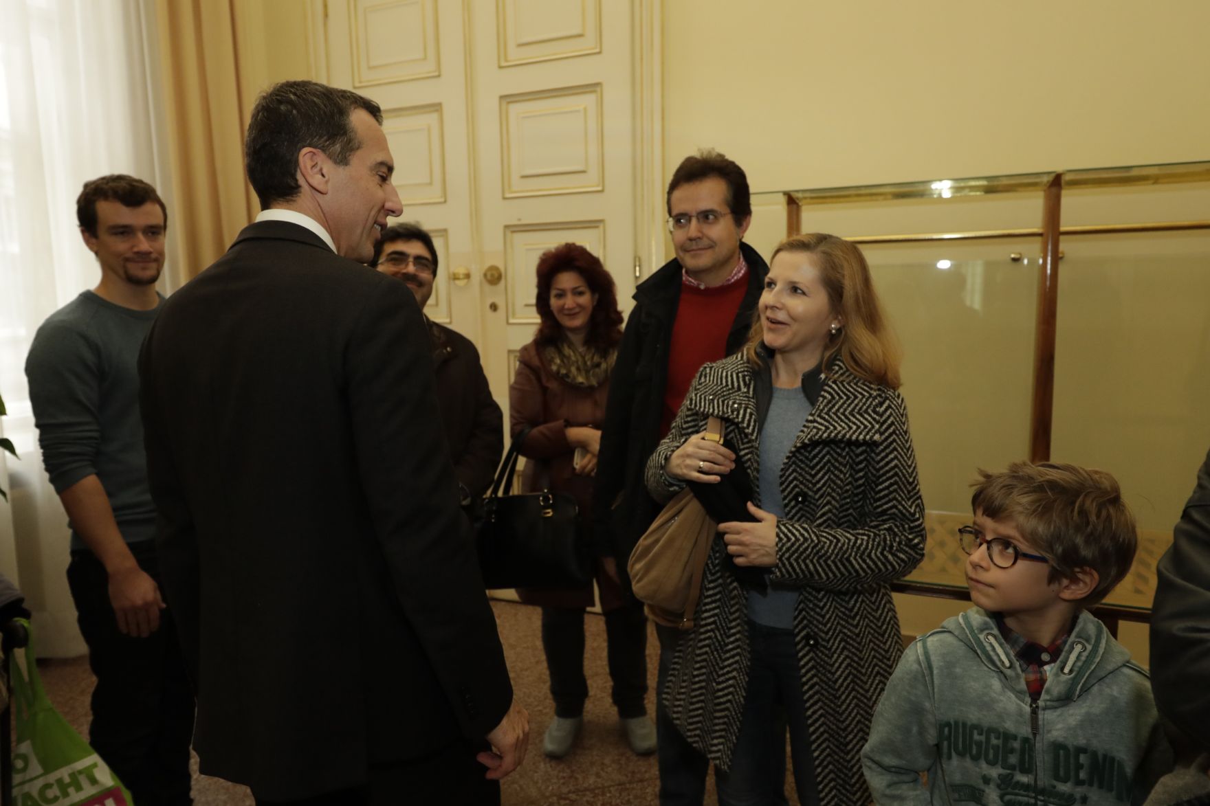 Am 26. Oktober 2016 empfing Bundeskanzler Christian Kern im Rahmen des Nationalfeiertages Besucherinnen und Besucher im Bundeskanzleramt.