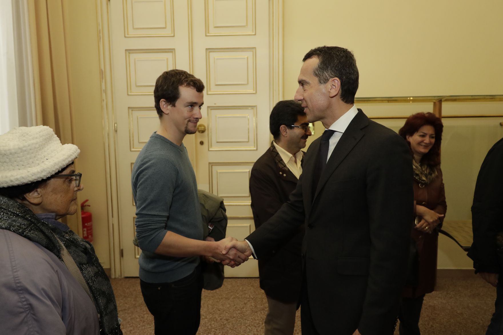 Am 26. Oktober 2016 empfing Bundeskanzler Christian Kern im Rahmen des Nationalfeiertages Besucherinnen und Besucher im Bundeskanzleramt.