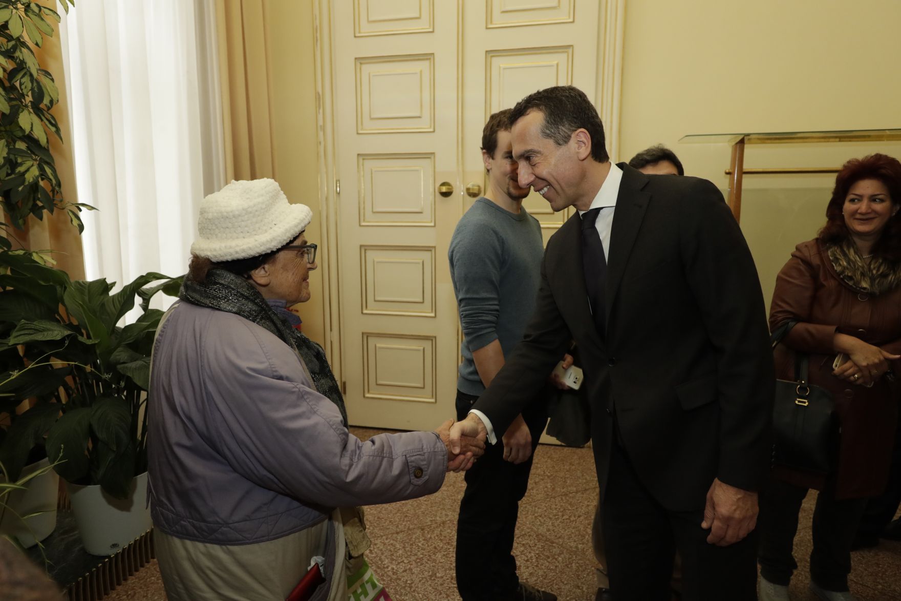 Am 26. Oktober 2016 empfing Bundeskanzler Christian Kern im Rahmen des Nationalfeiertages Besucherinnen und Besucher im Bundeskanzleramt.