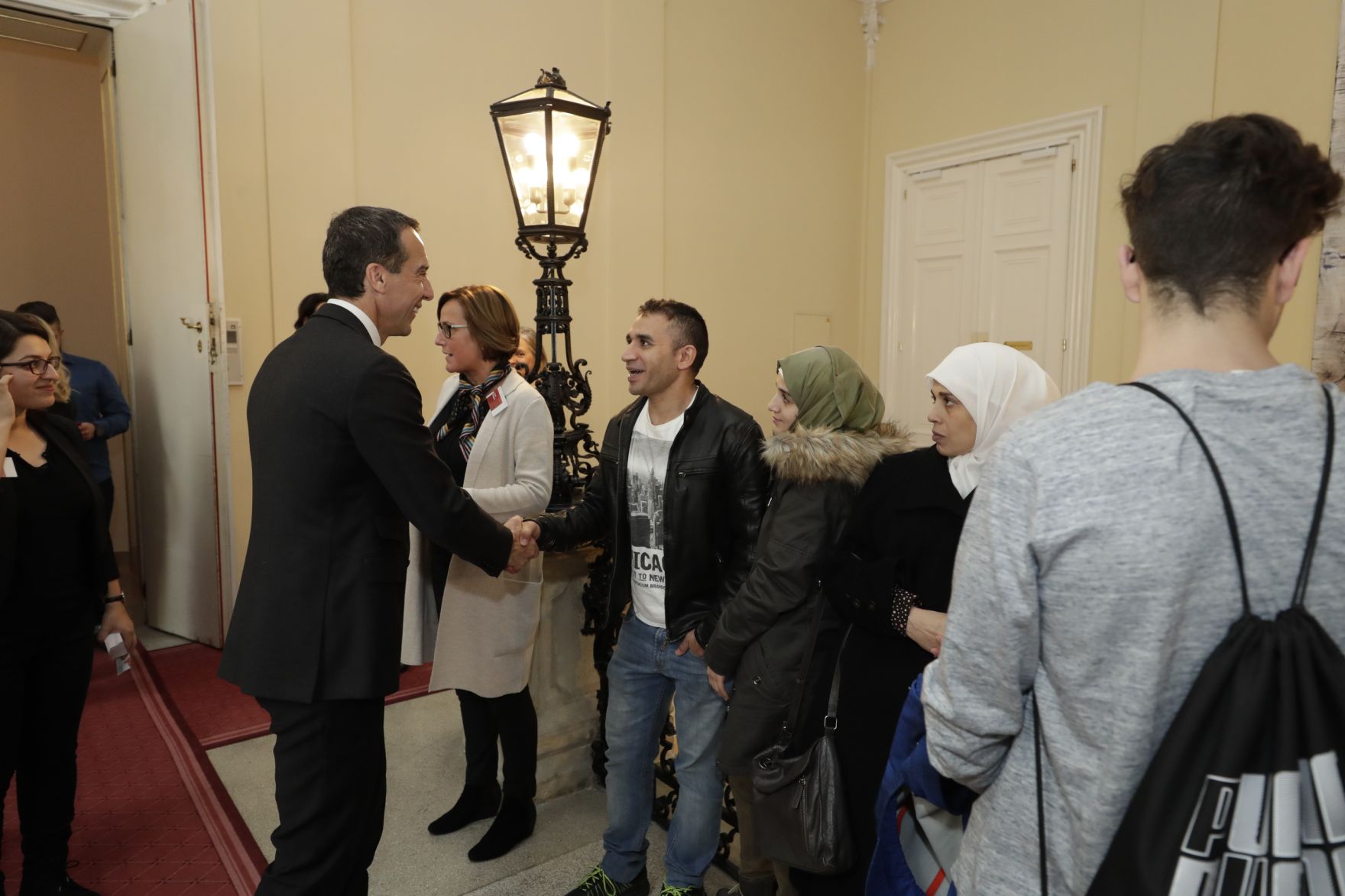 Am 26. Oktober 2016 empfing Bundeskanzler Christian Kern im Rahmen des Nationalfeiertages Besucherinnen und Besucher im Bundeskanzleramt.
