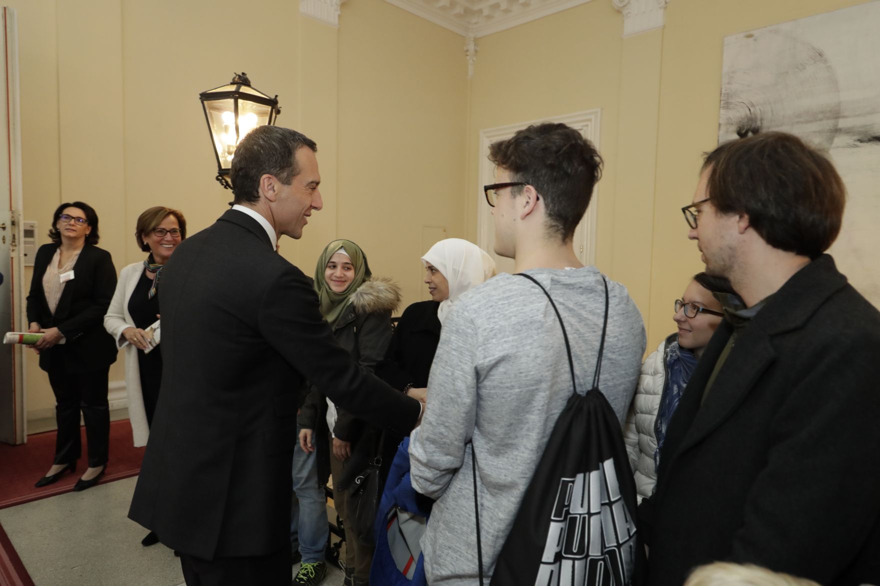 Am 26. Oktober 2016 empfing Bundeskanzler Christian Kern im Rahmen des Nationalfeiertages Besucherinnen und Besucher im Bundeskanzleramt.