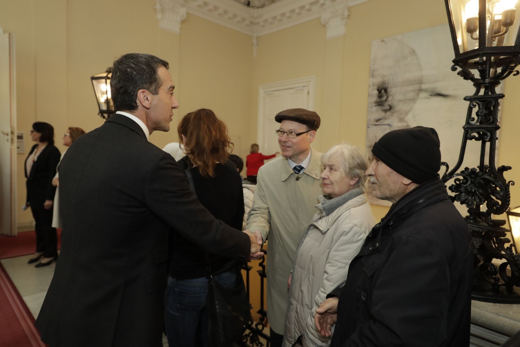 Am 26. Oktober 2016 empfing Bundeskanzler Christian Kern im Rahmen des Nationalfeiertages Besucherinnen und Besucher im Bundeskanzleramt.