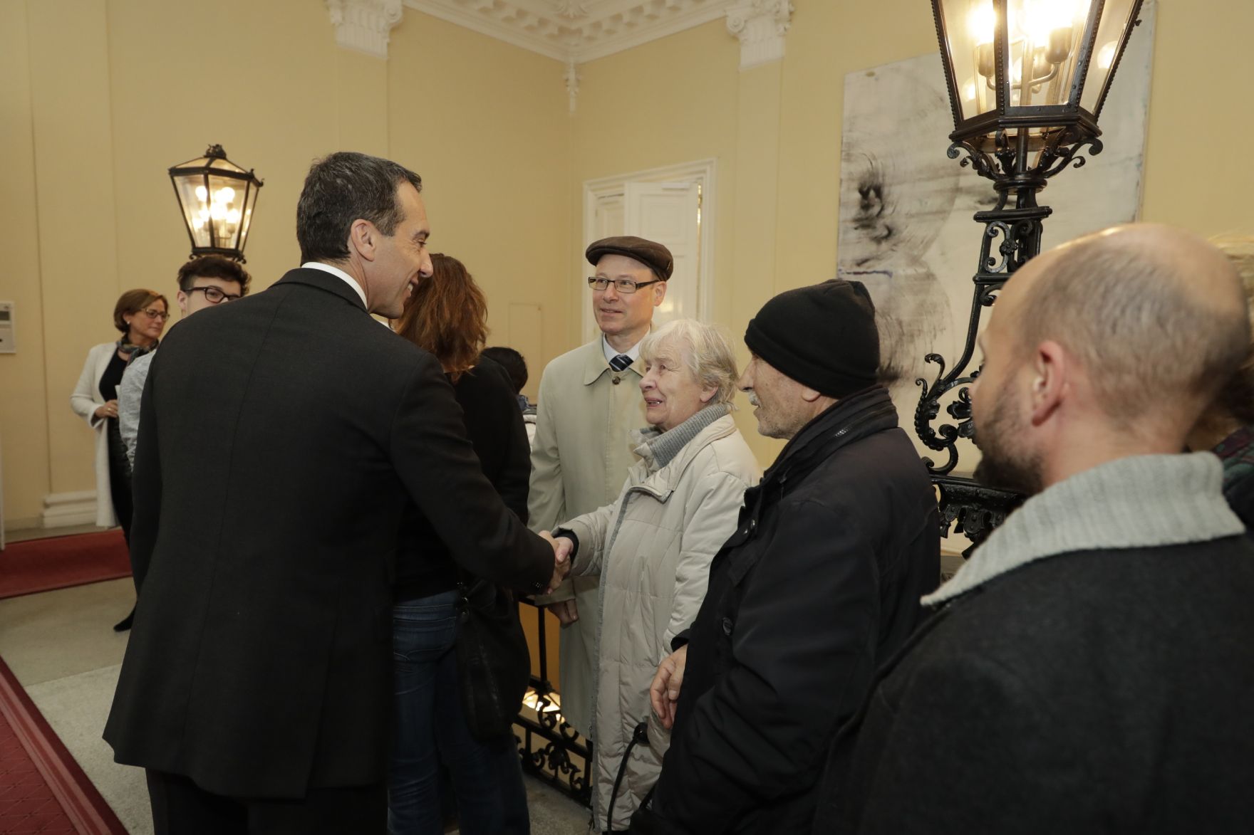 Am 26. Oktober 2016 empfing Bundeskanzler Christian Kern im Rahmen des Nationalfeiertages Besucherinnen und Besucher im Bundeskanzleramt.