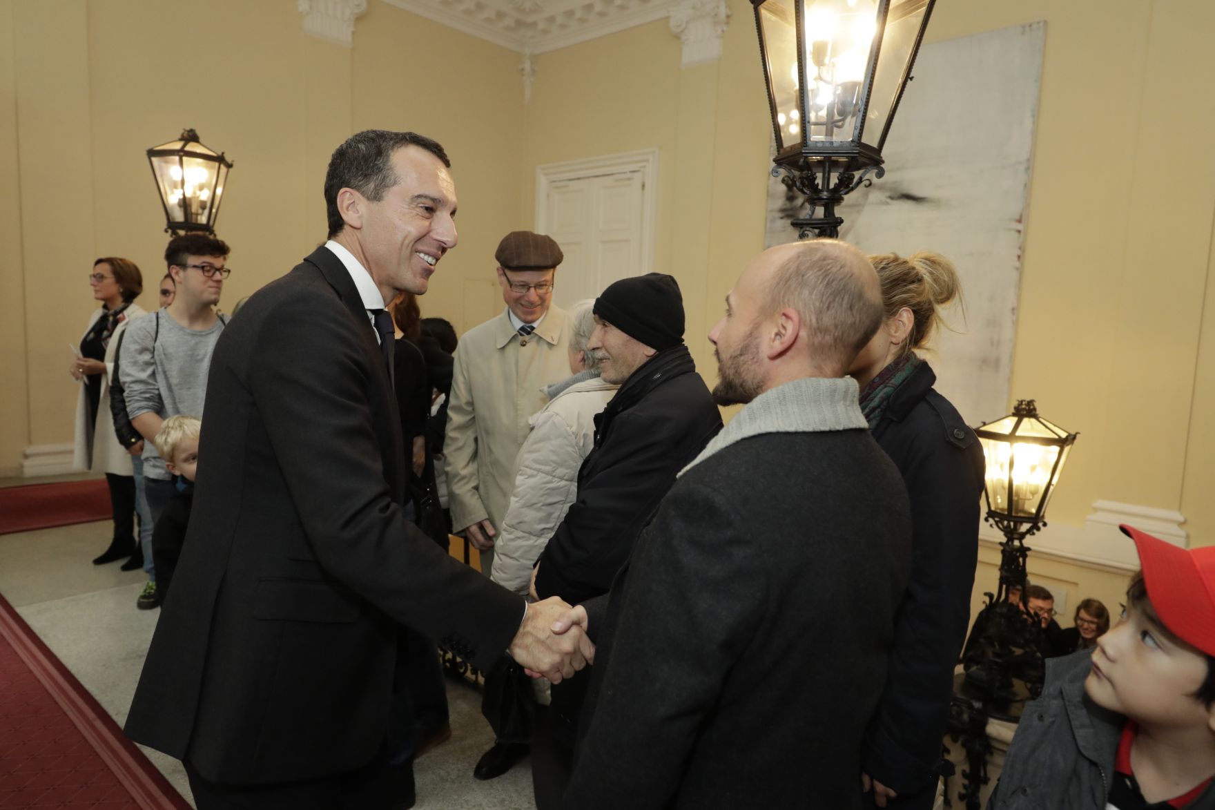 Am 26. Oktober 2016 empfing Bundeskanzler Christian Kern im Rahmen des Nationalfeiertages Besucherinnen und Besucher im Bundeskanzleramt.