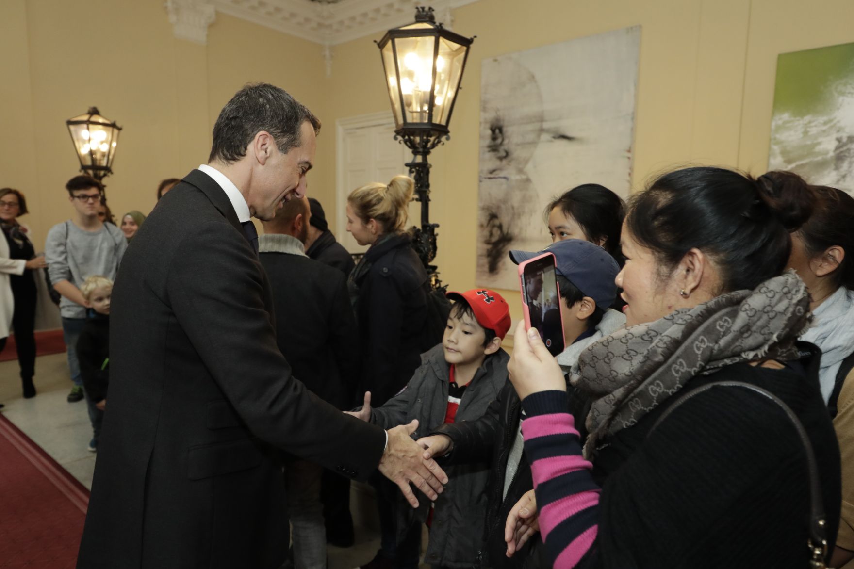 Am 26. Oktober 2016 empfing Bundeskanzler Christian Kern im Rahmen des Nationalfeiertages Besucherinnen und Besucher im Bundeskanzleramt.