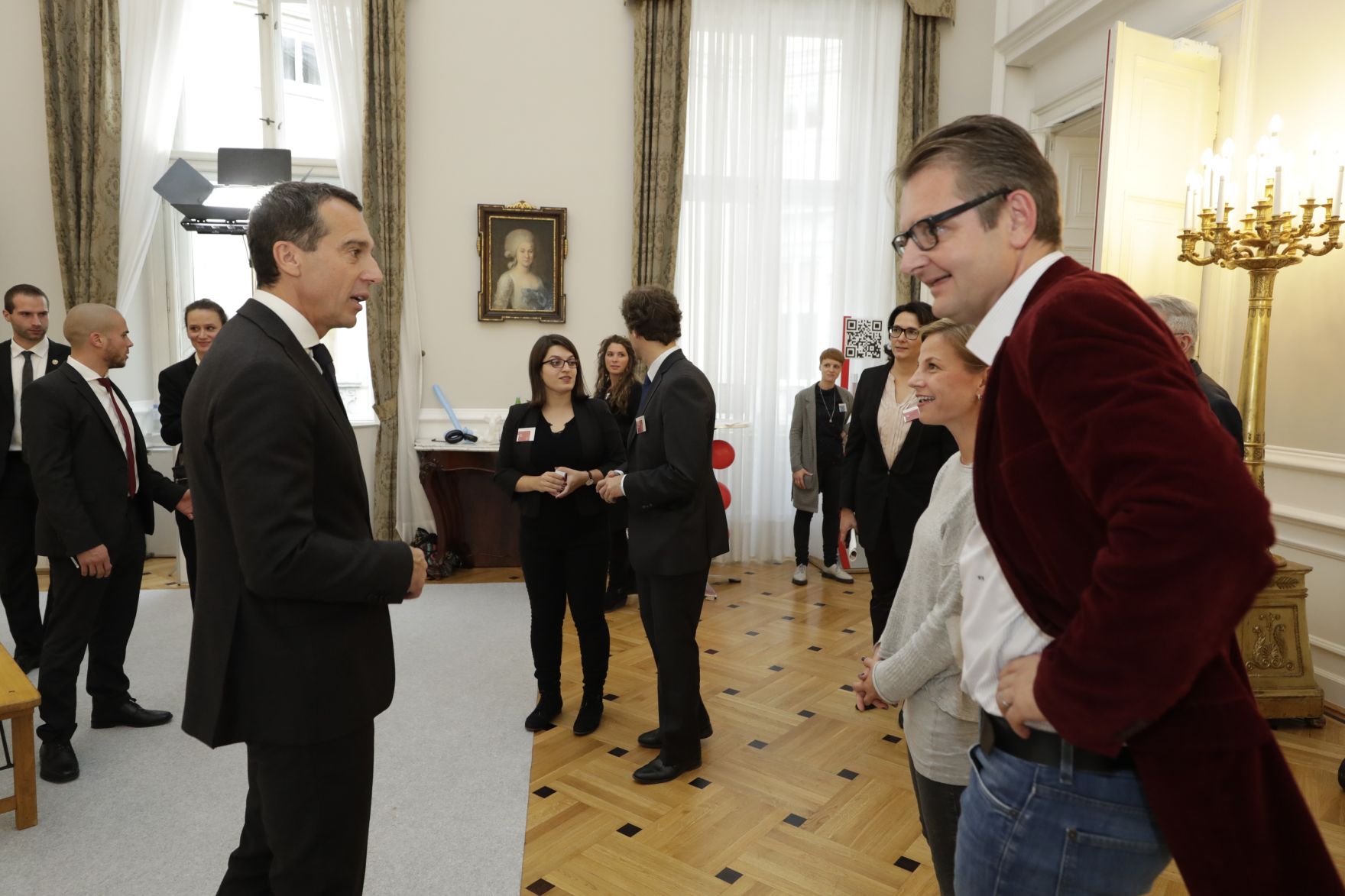 Am 26. Oktober 2016 empfing Bundeskanzler Christian Kern im Rahmen des Nationalfeiertages Besucherinnen und Besucher im Bundeskanzleramt.