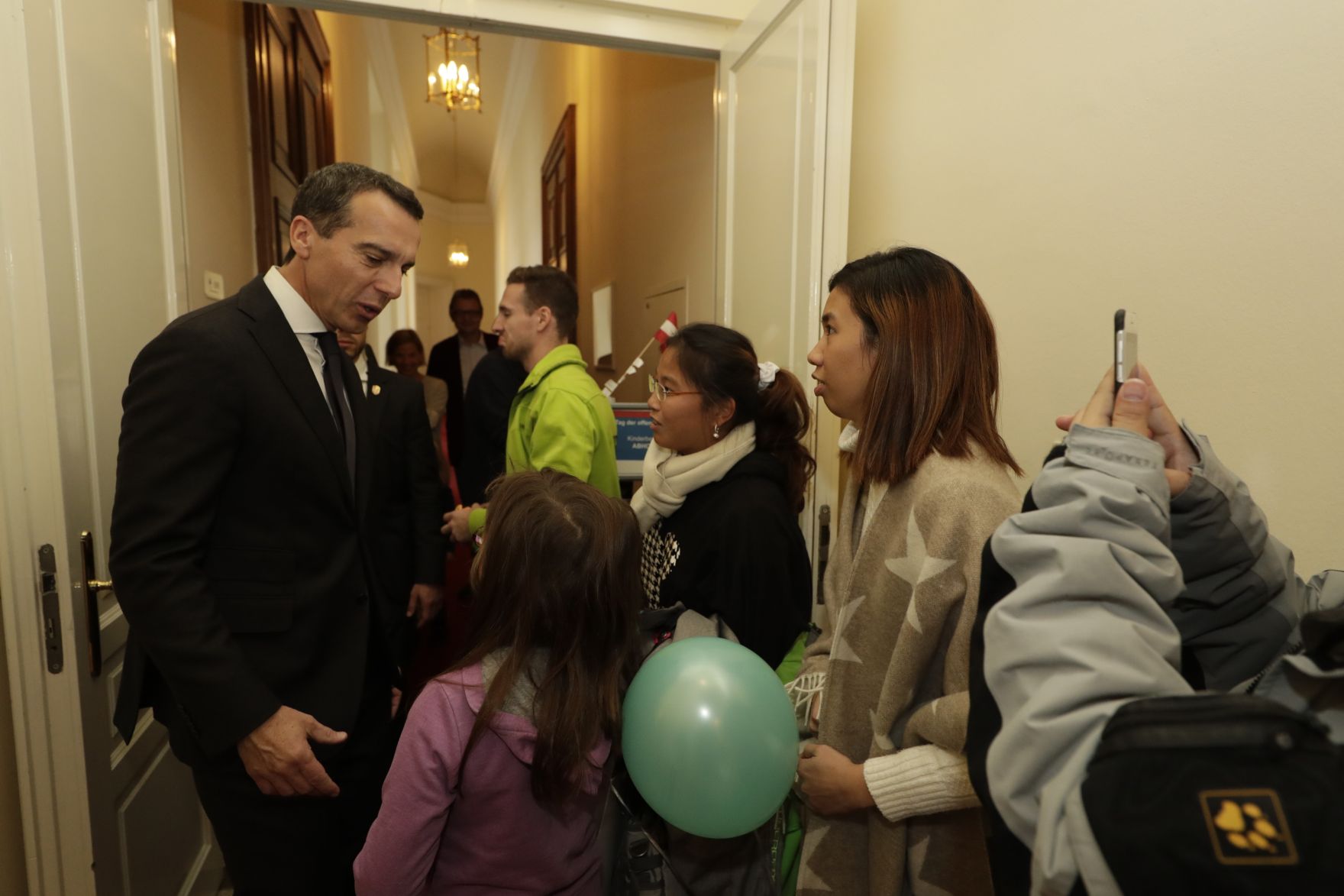 Am 26. Oktober 2016 empfing Bundeskanzler Christian Kern im Rahmen des Nationalfeiertages Besucherinnen und Besucher im Bundeskanzleramt.