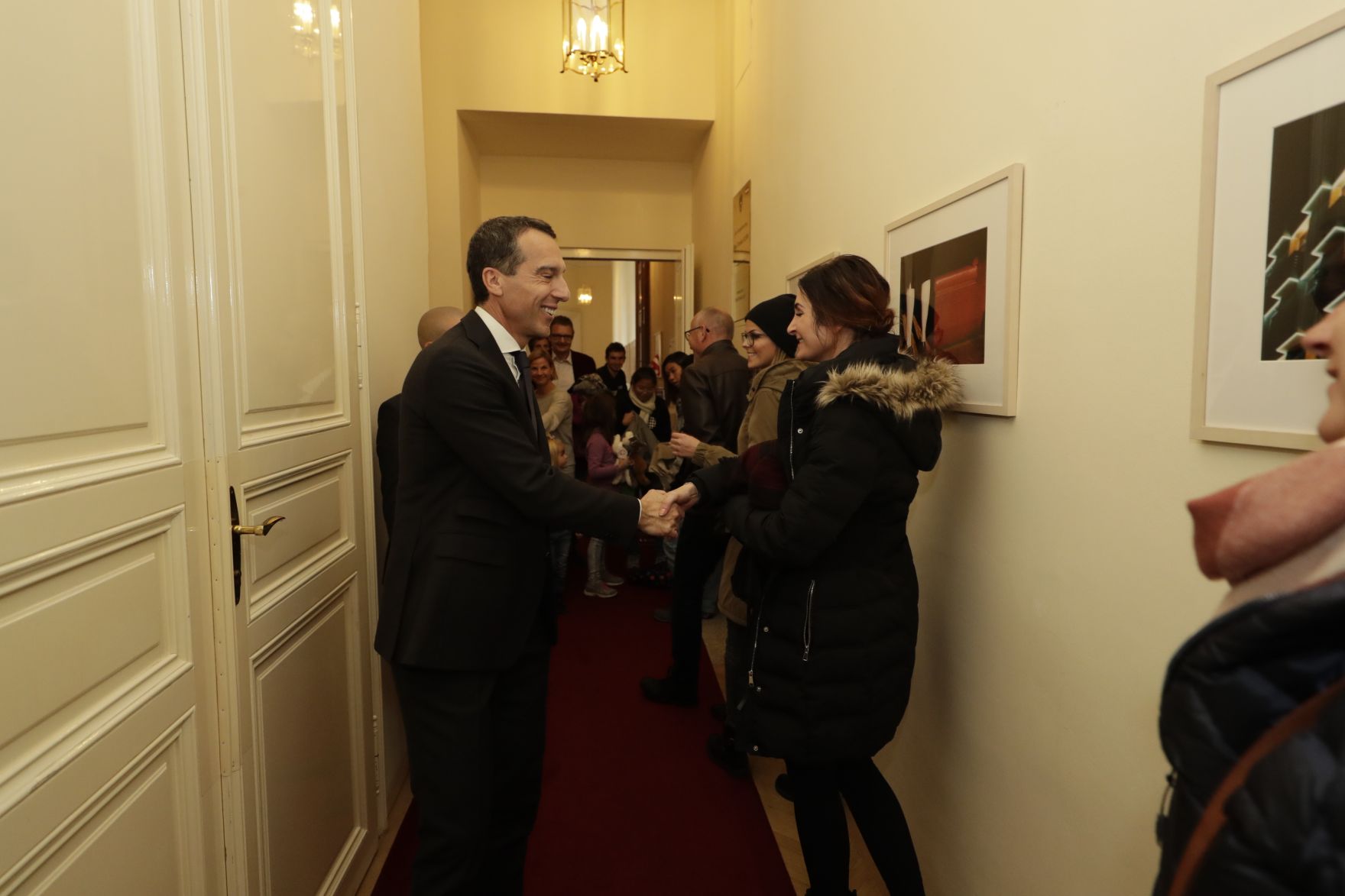Am 26. Oktober 2016 empfing Bundeskanzler Christian Kern im Rahmen des Nationalfeiertages Besucherinnen und Besucher im Bundeskanzleramt.