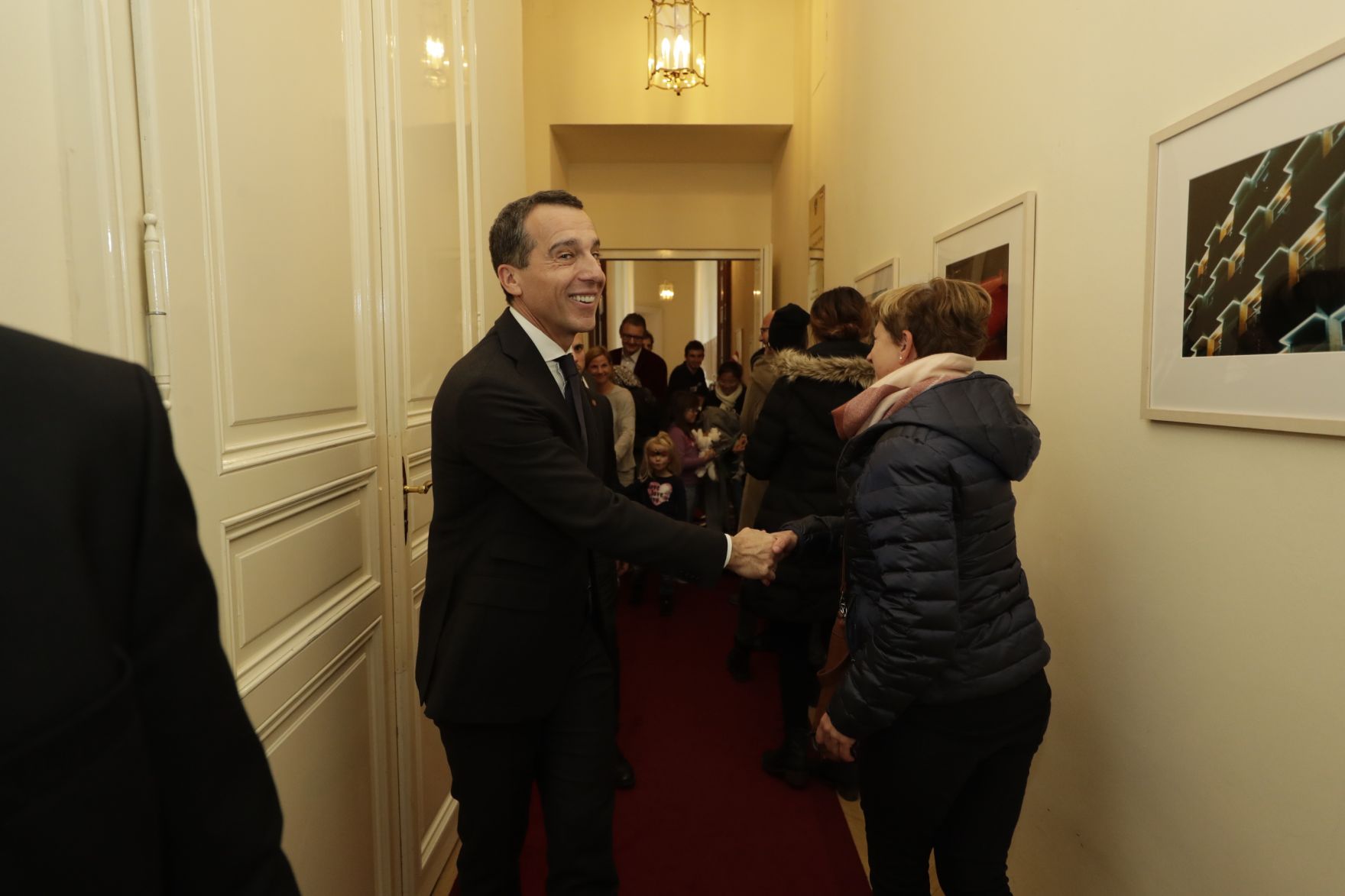 Am 26. Oktober 2016 empfing Bundeskanzler Christian Kern im Rahmen des Nationalfeiertages Besucherinnen und Besucher im Bundeskanzleramt.