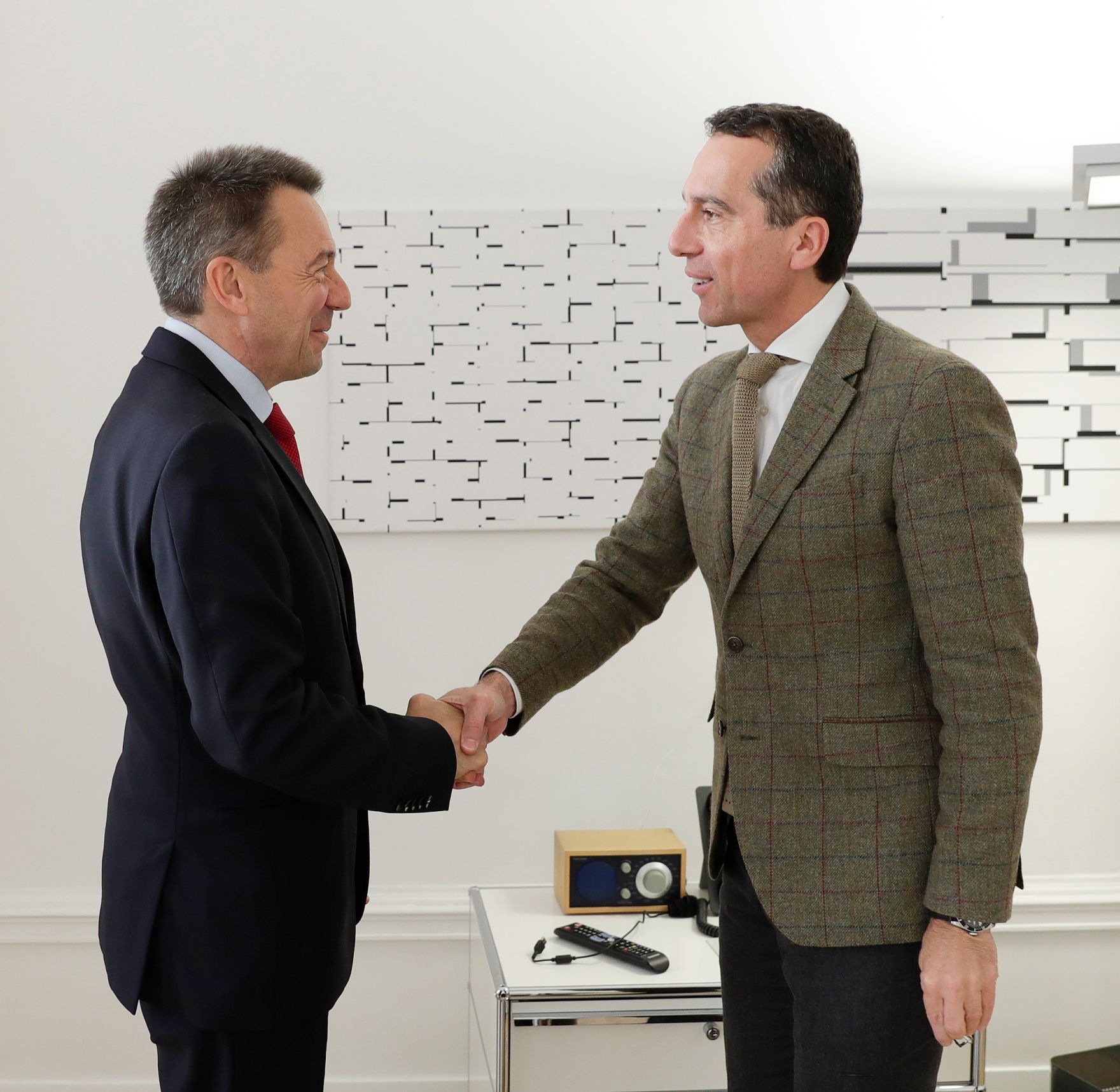 Am 27. Oktober 2016 empfing Bundeskanzler Christian Kern (r.) den Pr&auml;sidenten des Internationalen Kommitees des Roten Kreuzes Peter Maurer (l.) zu einem Gespr&auml;ch.