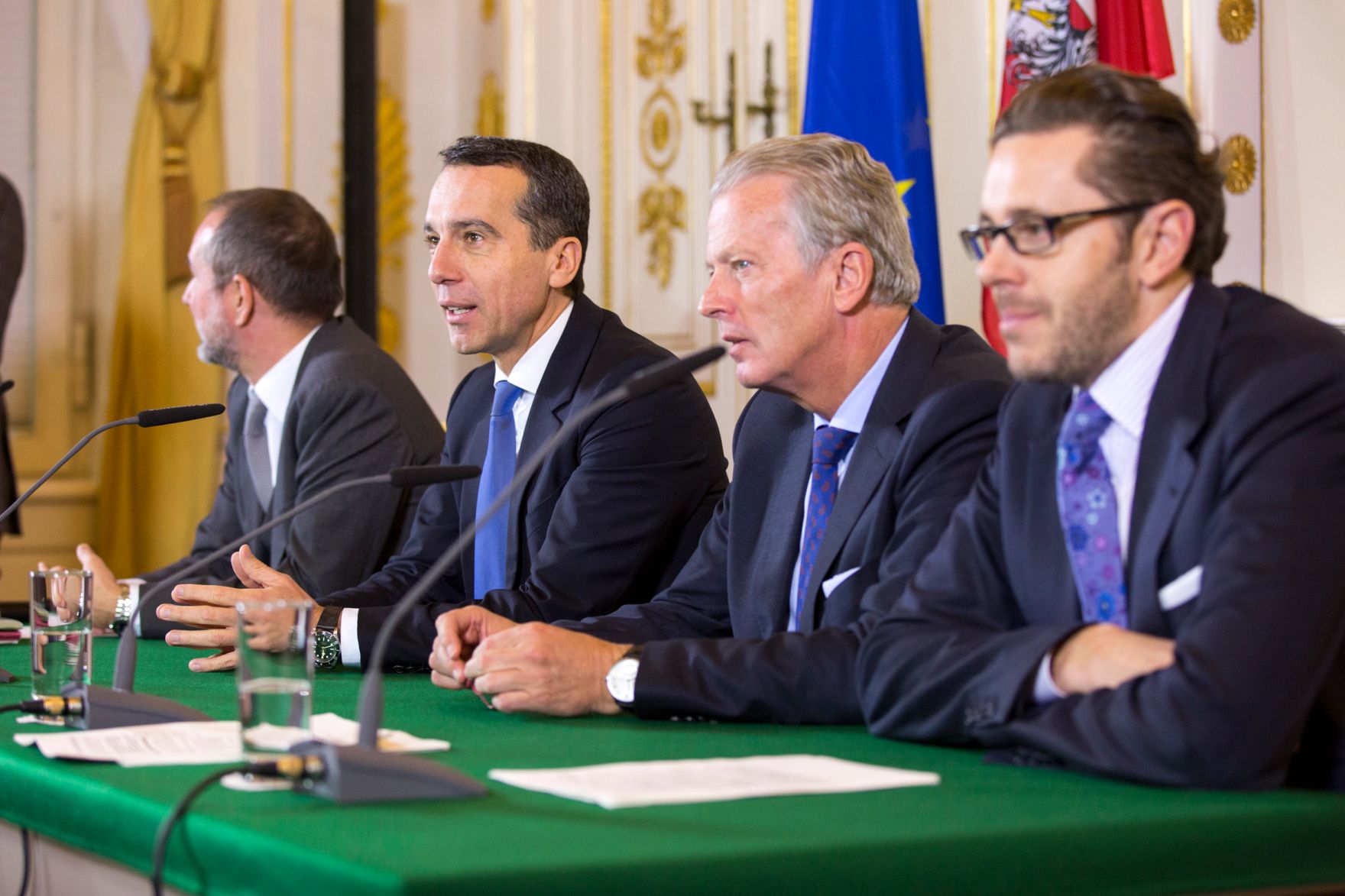 Am 2. November 2016 fand das Medienbriefing &uuml;ber die Regierungssitzung statt. Im Bild (v.l.n.r.) Kanzleramtsminister Thomas Drozda, Bundeskanzler Christian Kern, Vizekanzler und Bundesminister Reinhold Mitterlehner und Staatssekret&auml;r Harald Mahrer.