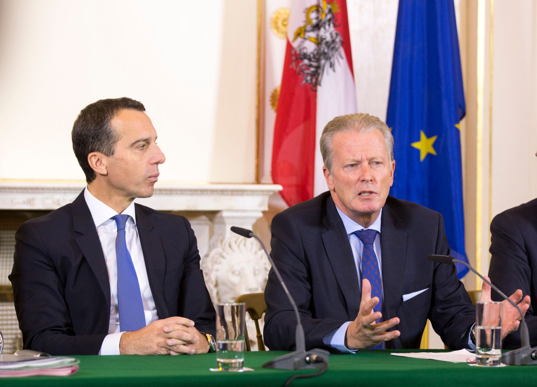 Am 2. November 2016 fand das Medienbriefing &uuml;ber die Regierungssitzung statt. Im Bild Bundeskanzler Christian Kern (l.) und Vizekanzler und Bundesminister Reinhold Mitterlehner (r.).