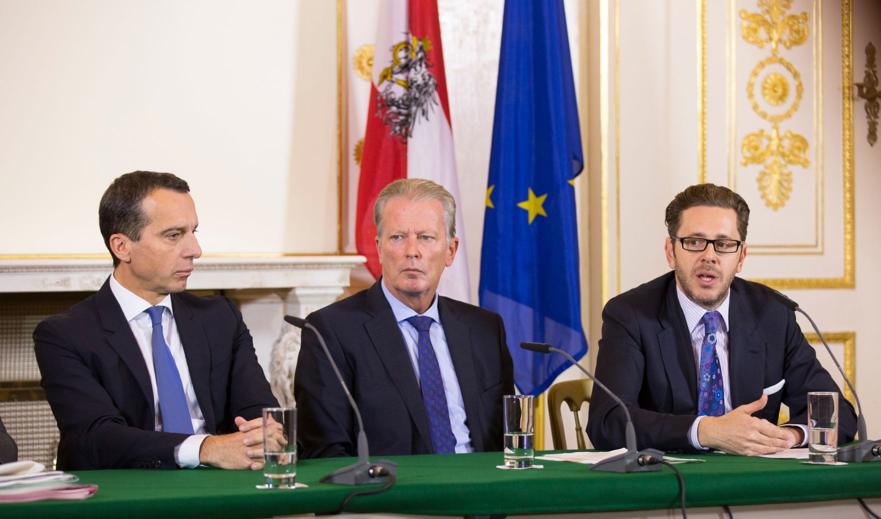 Am 2. November 2016 fand das Medienbriefing &uuml;ber die Regierungssitzung statt. Im Bild (v.l.n.r.) Bundeskanzler Christian Kern, Vizekanzler und Bundesminister Reinhold Mitterlehner und Staatssekret&auml;r Harald Mahrer.