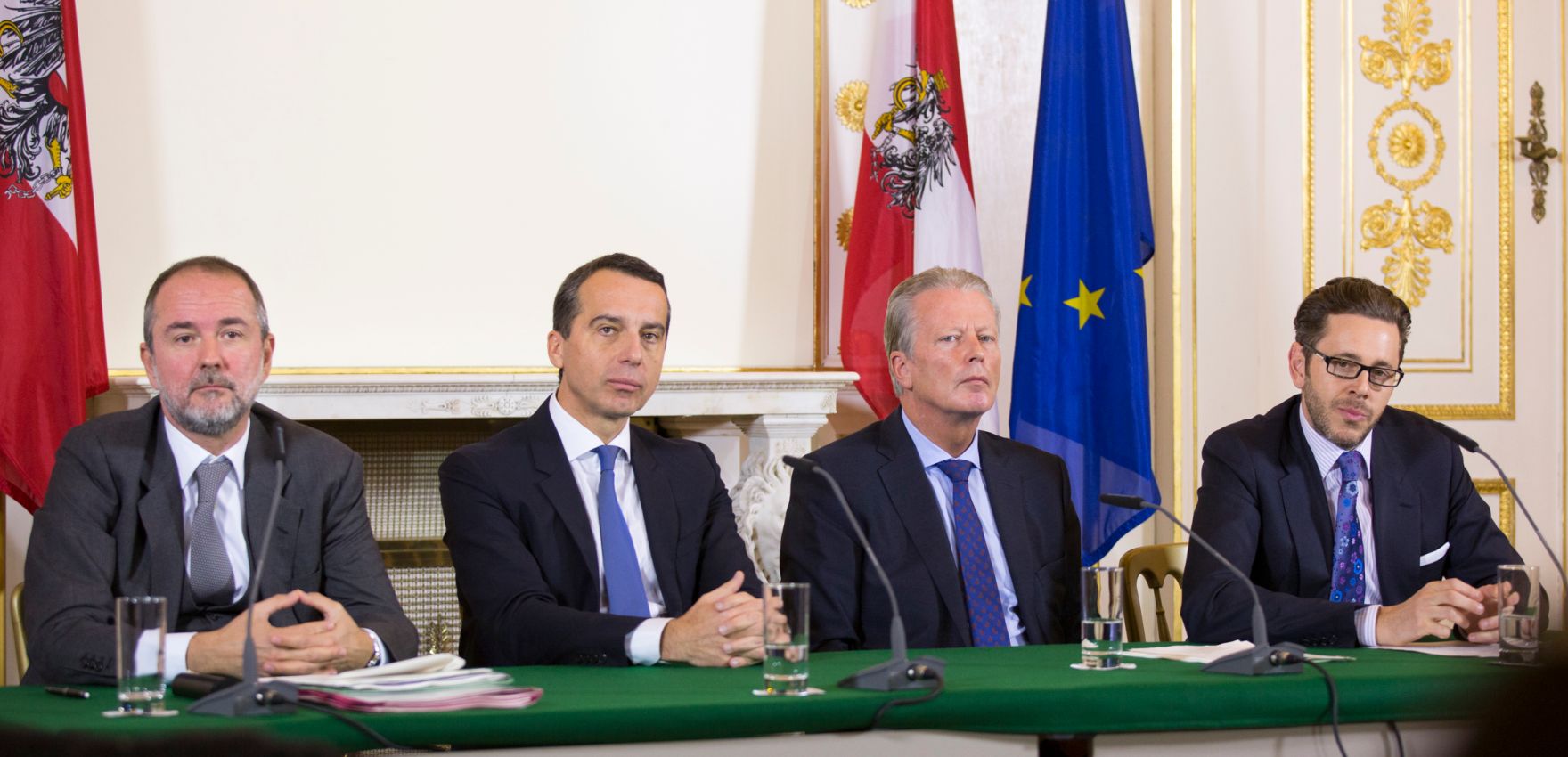 Am 2. November 2016 fand das Medienbriefing &uuml;ber die Regierungssitzung statt. Im Bild (v.l.n.r.) Kanzleramtsminister Thomas Drozda, Bundeskanzler Christian Kern, Vizekanzler und Bundesminister Reinhold Mitterlehner und Staatssekret&auml;r Harald Mahrer.