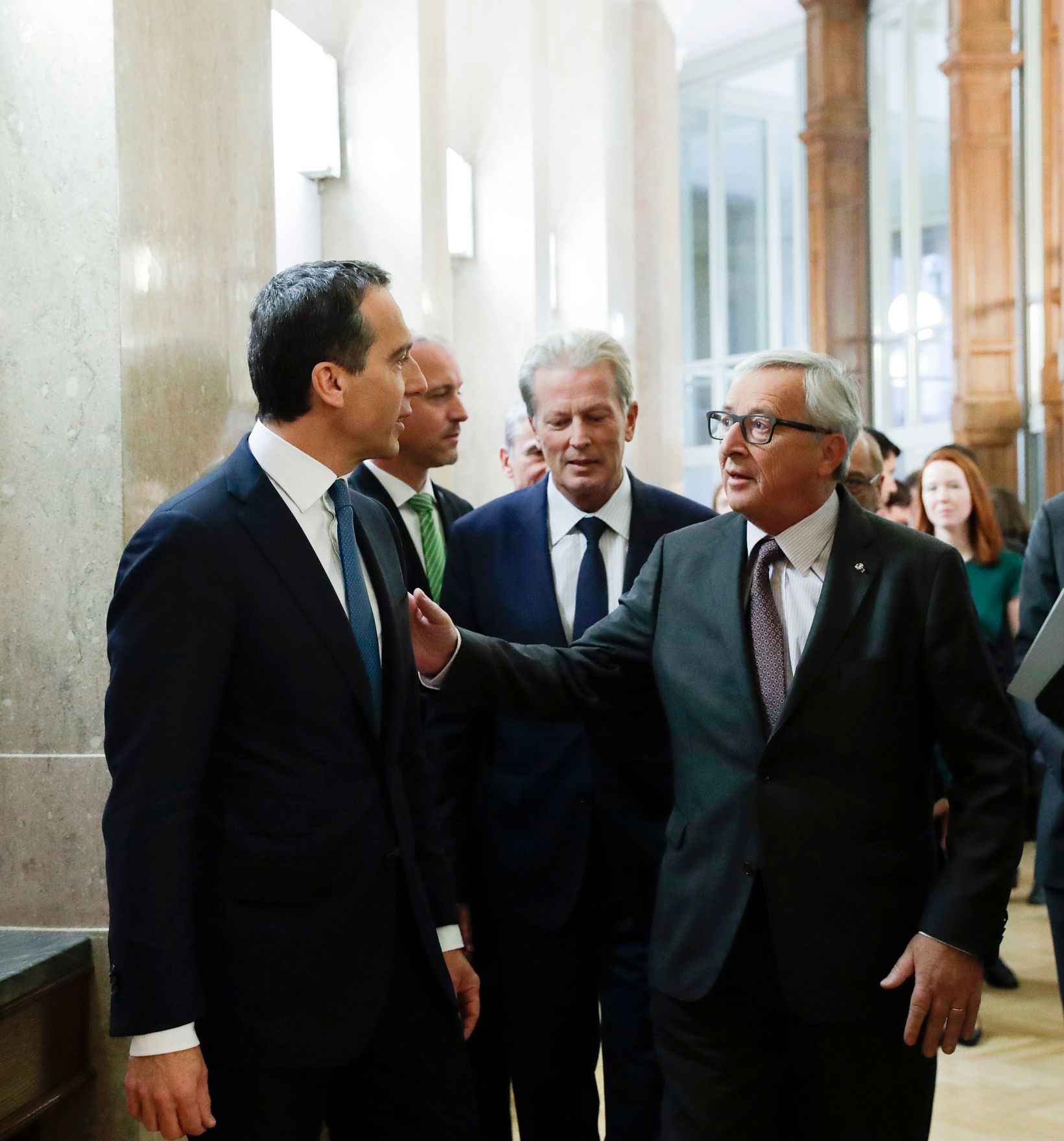 Am 3. November 2016 nahm der Bundeskanzler an der Podiumsdiskussion "Stimmen zur Zukunft Europas" teil. Im Bild (v.l.n.r.) Bundeskanzler Christian Kern, Vizekanzler und Bundesminister Reinhold Mitterlehner und der Pr&auml;sident der Europ&auml;ischen Kommission Jean-Claude Juncker.