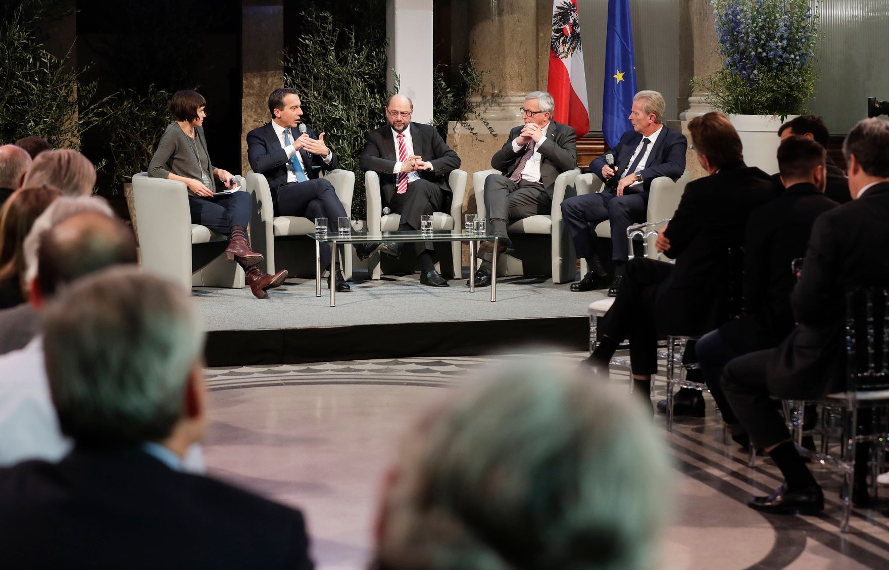 Am 3. November 2016 nahm der Bundeskanzler an der Podiumsdiskussion "Stimmen zur Zukunft Europas" teil. Im Bild (v.l.n.r.) die Moderatorin Mari Lang, Bundeskanzler Christian Kern, der Pr&auml;sident des Europ&auml;ischen Parlamentes Martin Schulz, der Pr&auml;sident der Europ&auml;ischen Kommission Jean-Claude Juncker und Vizekanzler und Bundesminister Reinhold Mitterlehner.