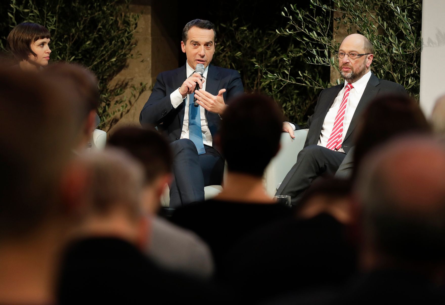 Am 3. November 2016 nahm der Bundeskanzler an der Podiumsdiskussion "Stimmen zur Zukunft Europas" teil. Im Bild (v.l.n.r.) die Moderatorin Mari Lang, Bundeskanzler Christian Kern und der Pr&auml;sident des Europ&auml;ischen Parlamentes Martin Schulz.