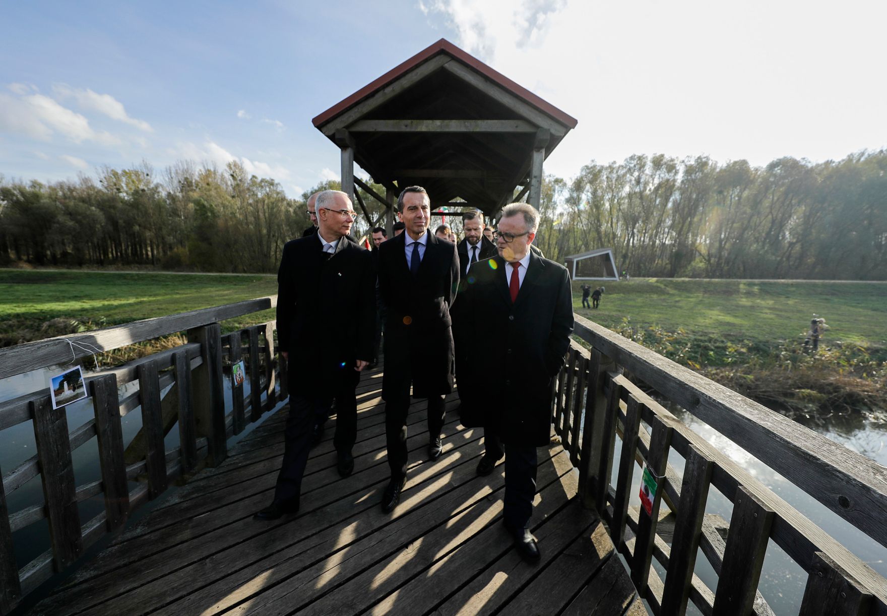 Am 4. November 2016 nahm Bundeskanzler Christian Kern (m.) an der Gedenkveranstaltung zum 60. Jahrestag des Ungarn-Aufstandes 1956 und die Flucht &uuml;ber die Br&uuml;cke von Andau teil. Im Bild mit Landeshauptmann Hans Niesel (r.) und dem ungarischen Minister f&uuml;r Humanressourcen Zolt&aacute;n Balog (l.).