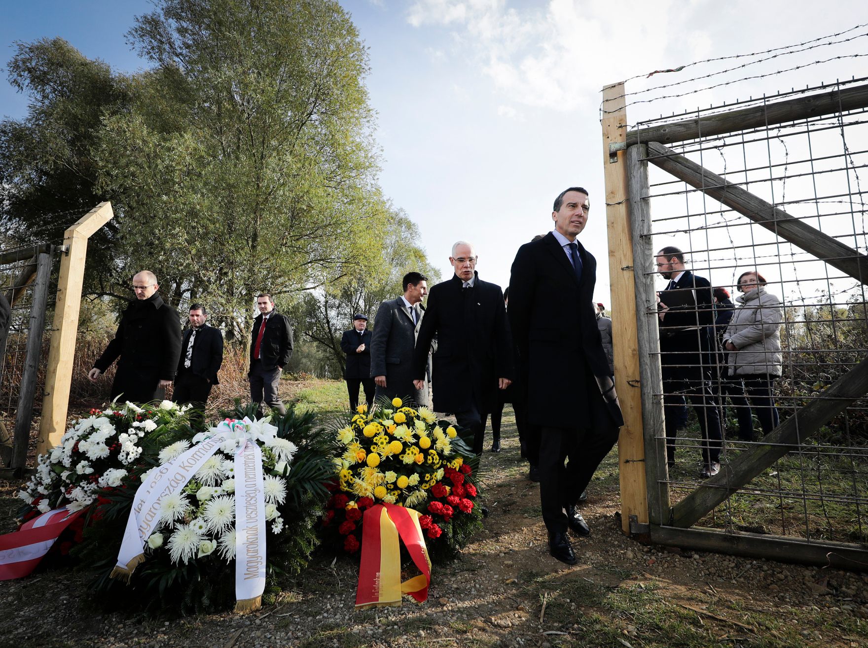 Am 4. November 2016 nahm Bundeskanzler Christian Kern (r.) an der Gedenkveranstaltung zum 60. Jahrestag des Ungarn-Aufstandes 1956 und die Flucht &uuml;ber die Br&uuml;cke von Andau teil. Im Bild mit dem ungarischen Minister f&uuml;r Humanressourcen Zolt&aacute;n Balog (l.).