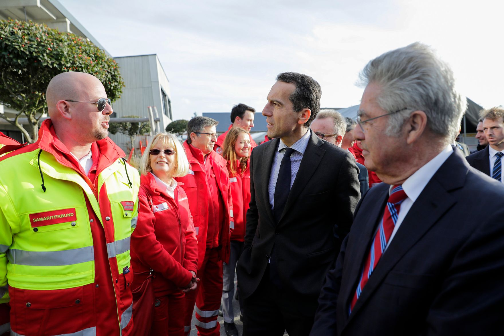 Am 4. November 2016 nahm Bundeskanzler Christian Kern (m.) an der Gedenkveranstaltung zum 60. Jahrestag des Ungarn-Aufstandes 1956 und die Flucht &uuml;ber die Br&uuml;cke von Andau teil. Im Bild mit Heinz Fischer (r.).