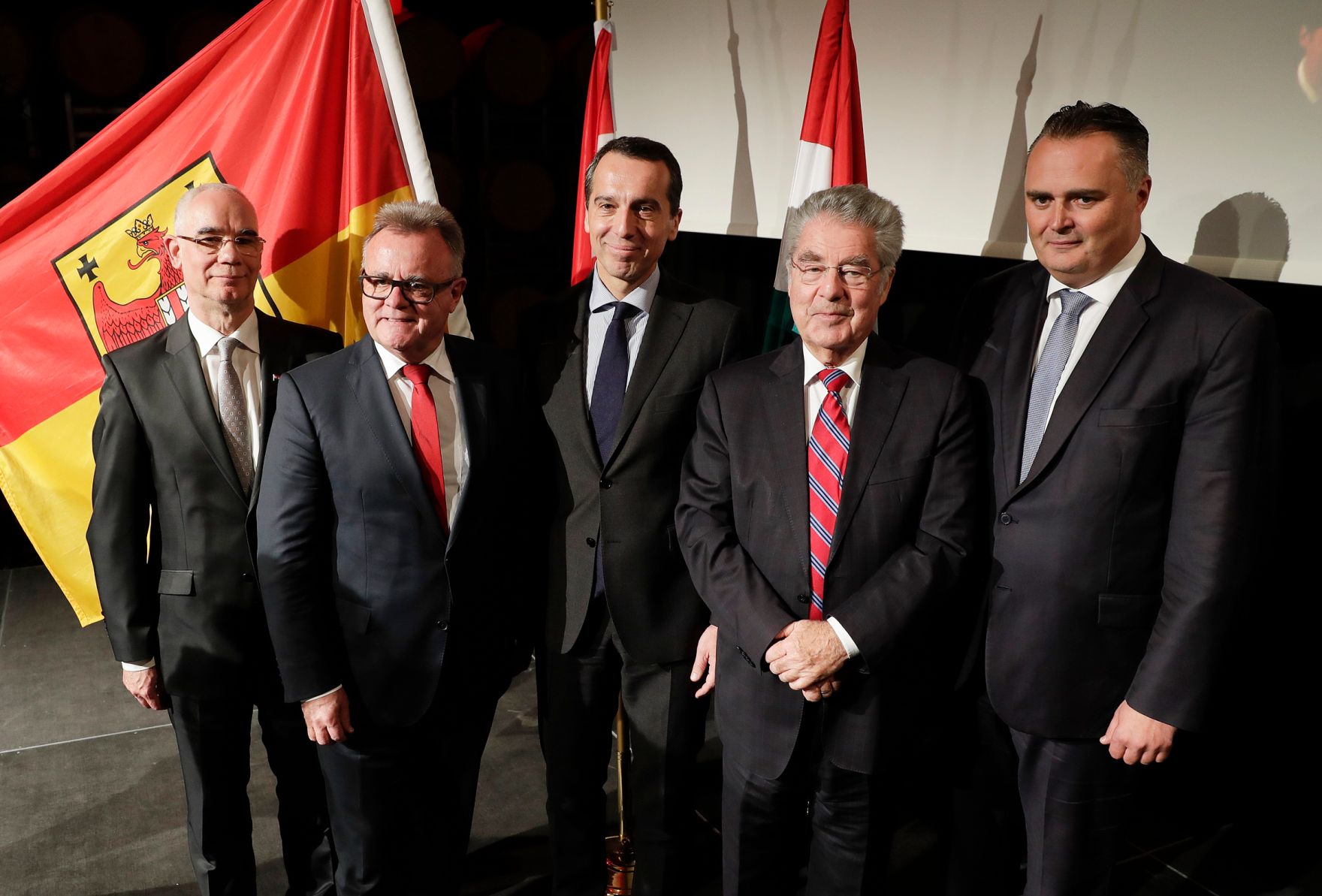 Am 4. November 2016 nahm Bundeskanzler Christian Kern (m.) an der Gedenkveranstaltung zum 60. Jahrestag des Ungarn-Aufstandes 1956 und die Flucht &uuml;ber die Br&uuml;cke von Andau teil. Im Bild mit Landeshauptmann Hans Niesel (m.l.), dem ungarischen Minister f&uuml;r Humanressourcen Zolt&aacute;n Balog (l.), Heinz Fischer (m.r.) und Verteidigungsminister Hans Peter Doskozil (r.).
