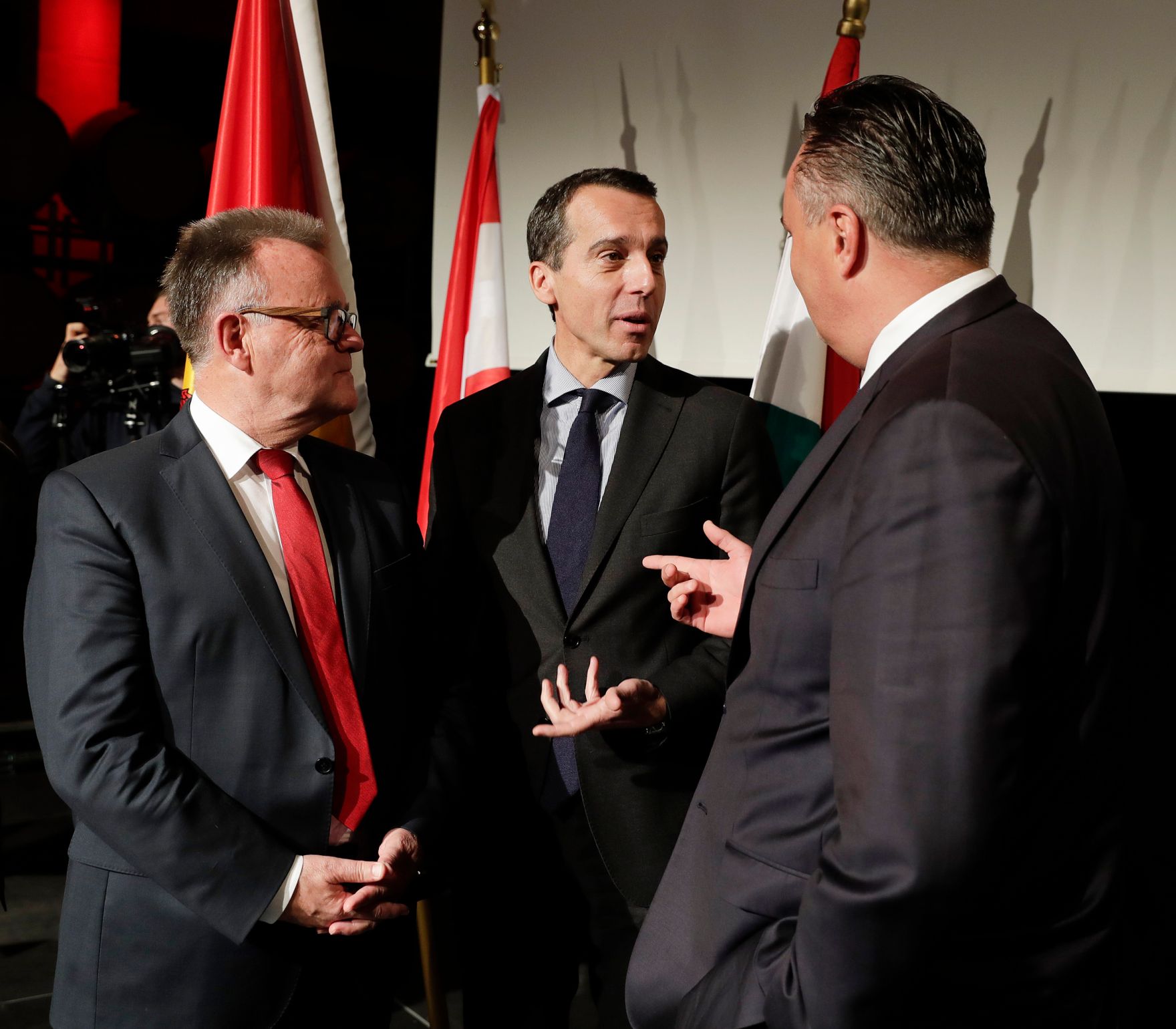 Am 4. November 2016 nahm Bundeskanzler Christian Kern (m.) an der Gedenkveranstaltung zum 60. Jahrestag des Ungarn-Aufstandes 1956 und die Flucht &uuml;ber die Br&uuml;cke von Andau teil. Im Bild mit Landeshauptmann Hans Niesel (l.) und Verteidigungsminister Hans Peter Doskozil (r.).