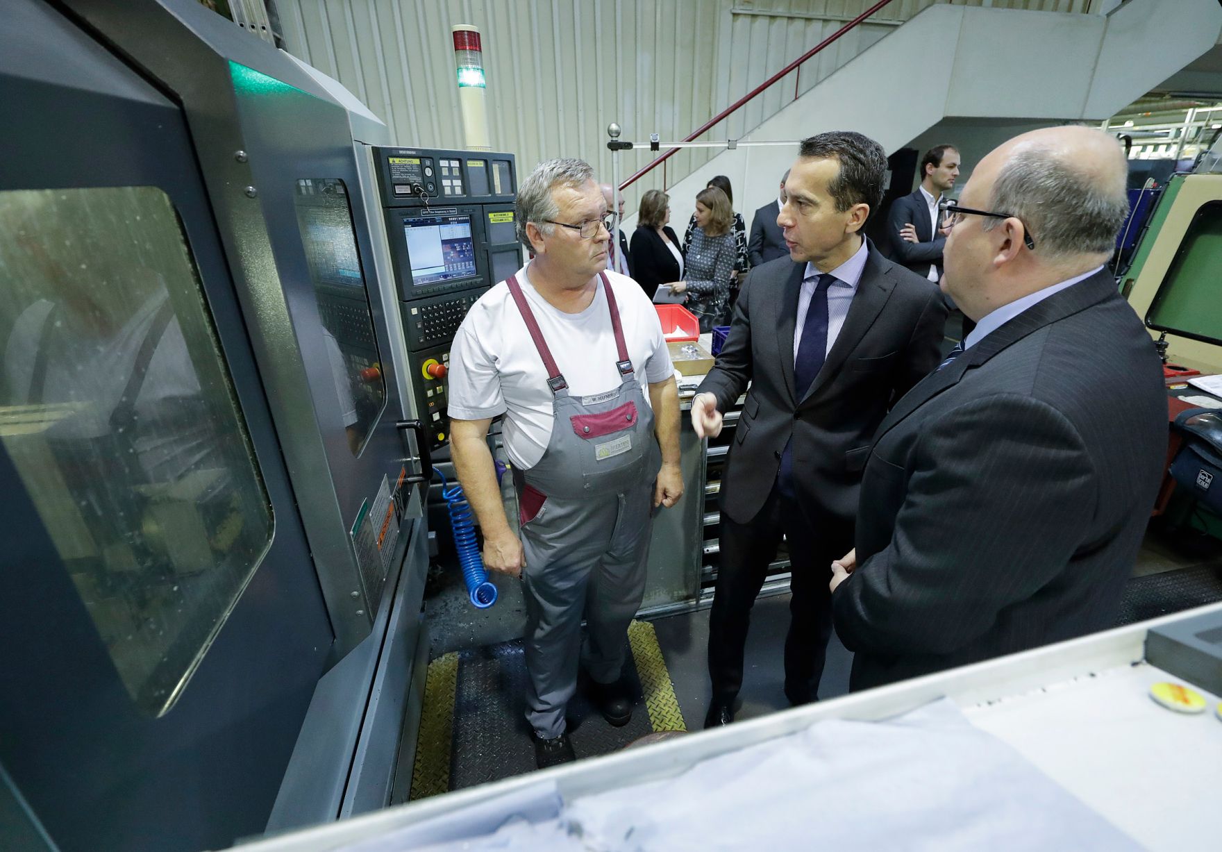 Am 4. November 2016 besuchte Bundeskanzler Christian Kern (m.) die Firma Merten GesmbH. Im Bild mit dem Gesch&auml;ftsf&uuml;hrer Peter Merten (r.) und einem Mitarbeiter (l.).