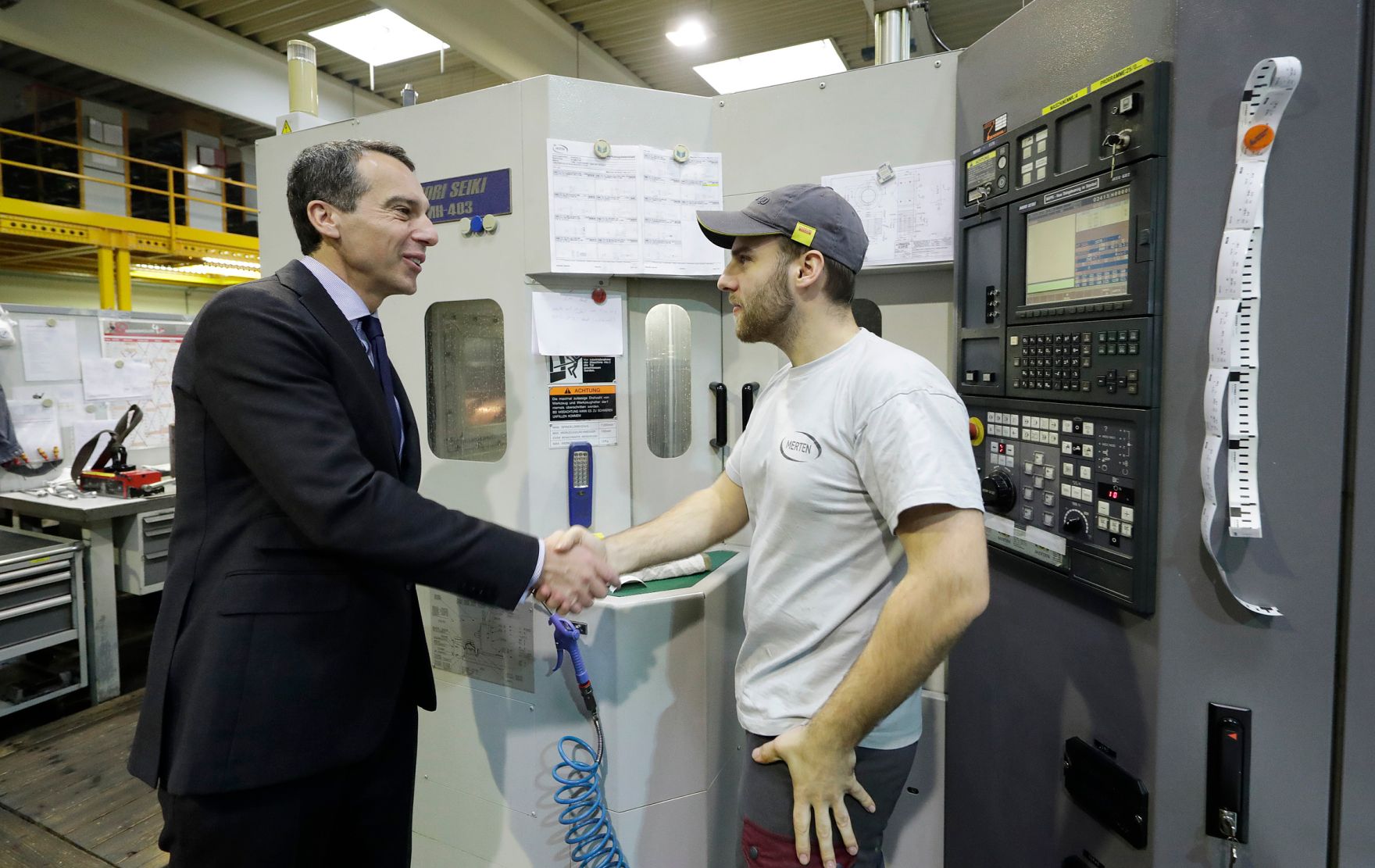 Am 4. November 2016 besuchte Bundeskanzler Christian Kern (l.) die Firma Merten GesmbH. Im Bild mit einem Mitarbeiter (r.).