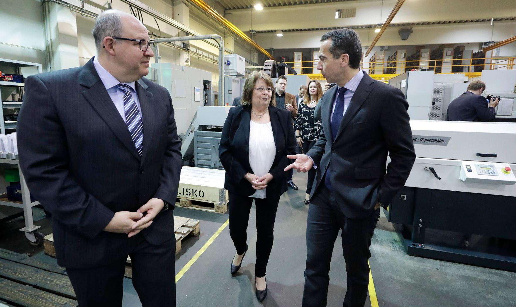 Am 4. November 2016 besuchte Bundeskanzler Christian Kern (r.) die Firma Merten GesmbH. Im Bild mit dem Gesch&auml;ftsf&uuml;hrer Peter Merten (l.).