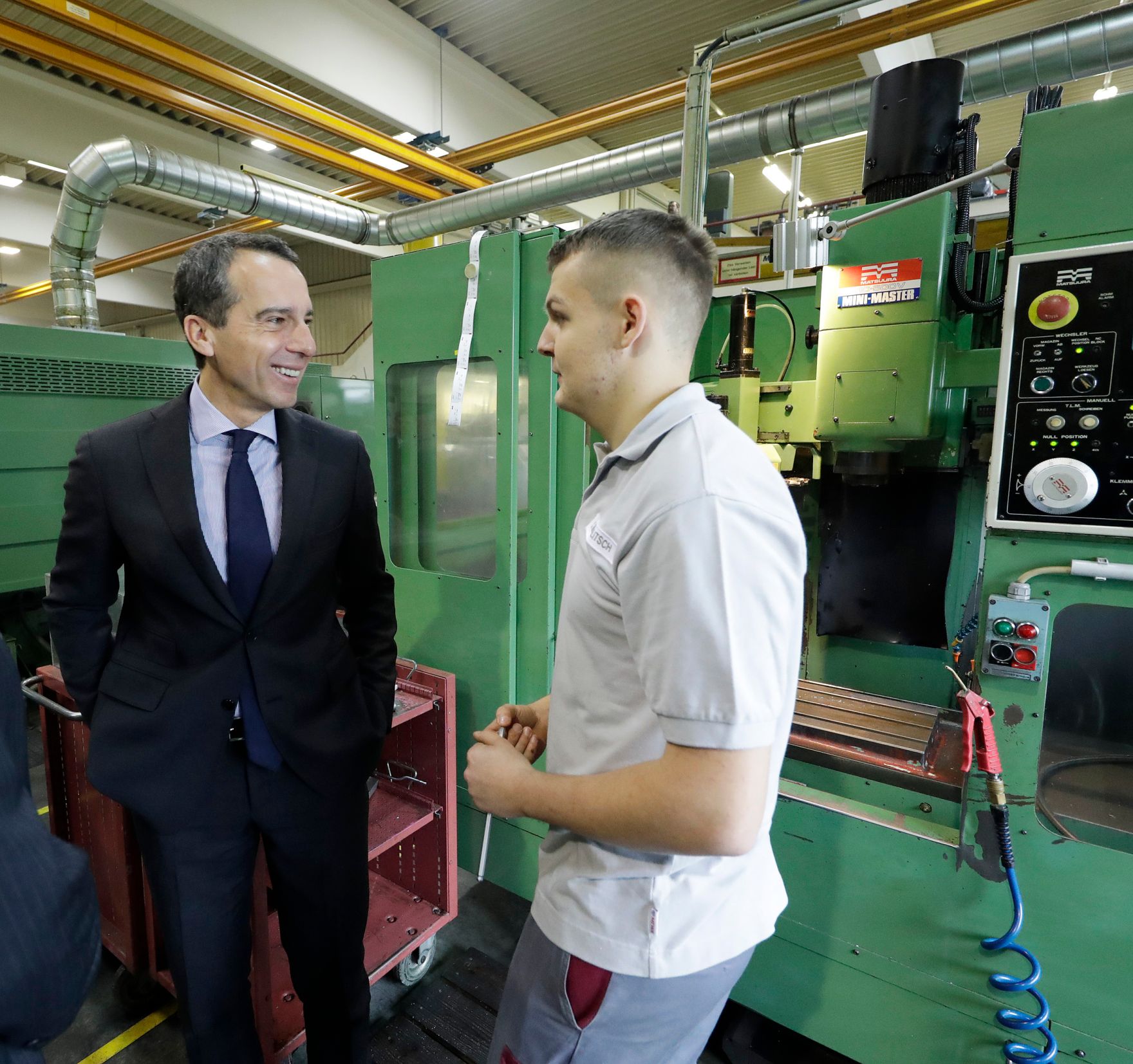 Am 4. November 2016 besuchte Bundeskanzler Christian Kern (l.) die Firma Merten GesmbH. Im Bild mit einem Mitarbeiter (r.).