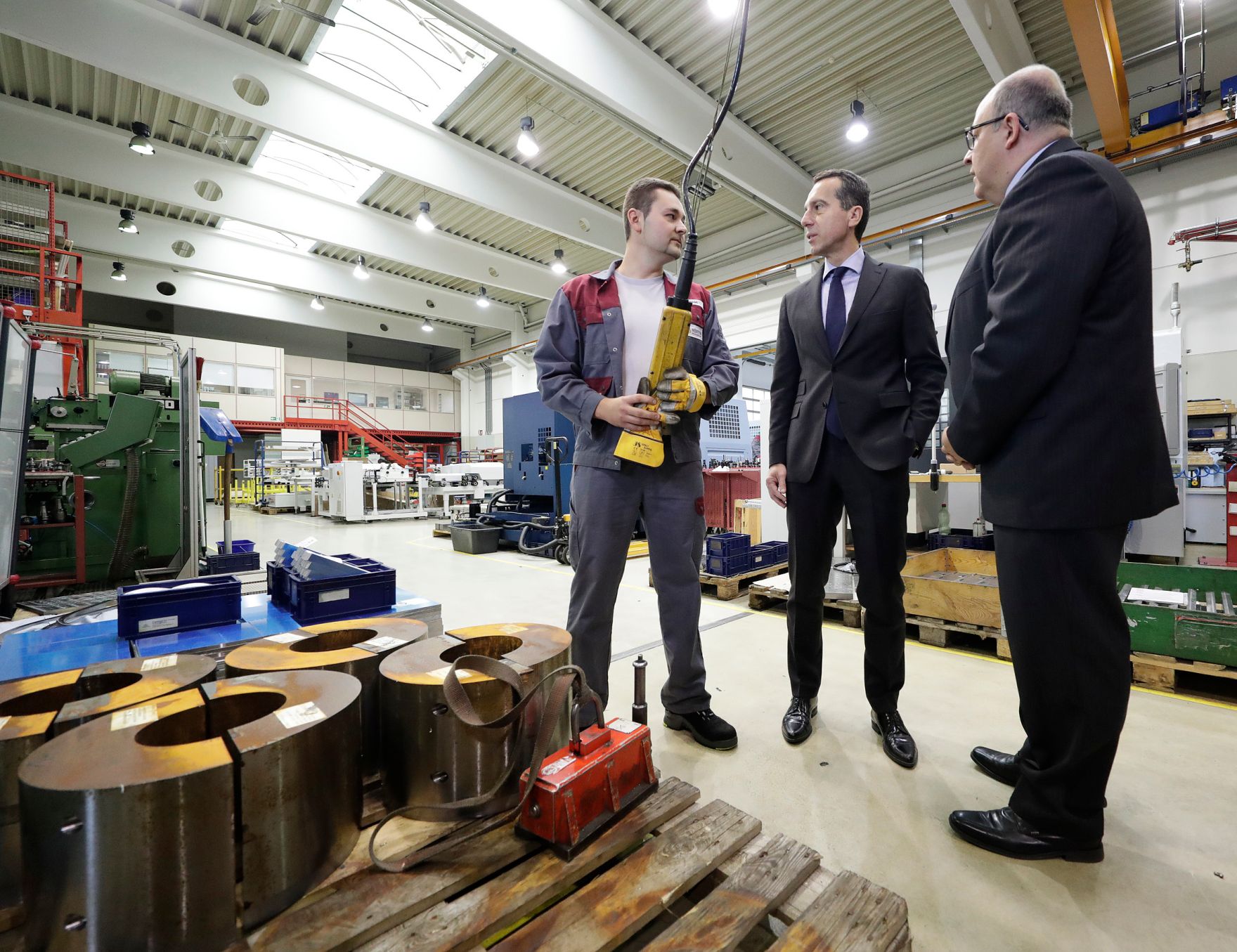 Am 4. November 2016 besuchte Bundeskanzler Christian Kern (m.) die Firma Merten GesmbH. Im Bild mit dem Gesch&auml;ftsf&uuml;hrer Peter Merten (r.) und einem Mitarbeiter (l.).