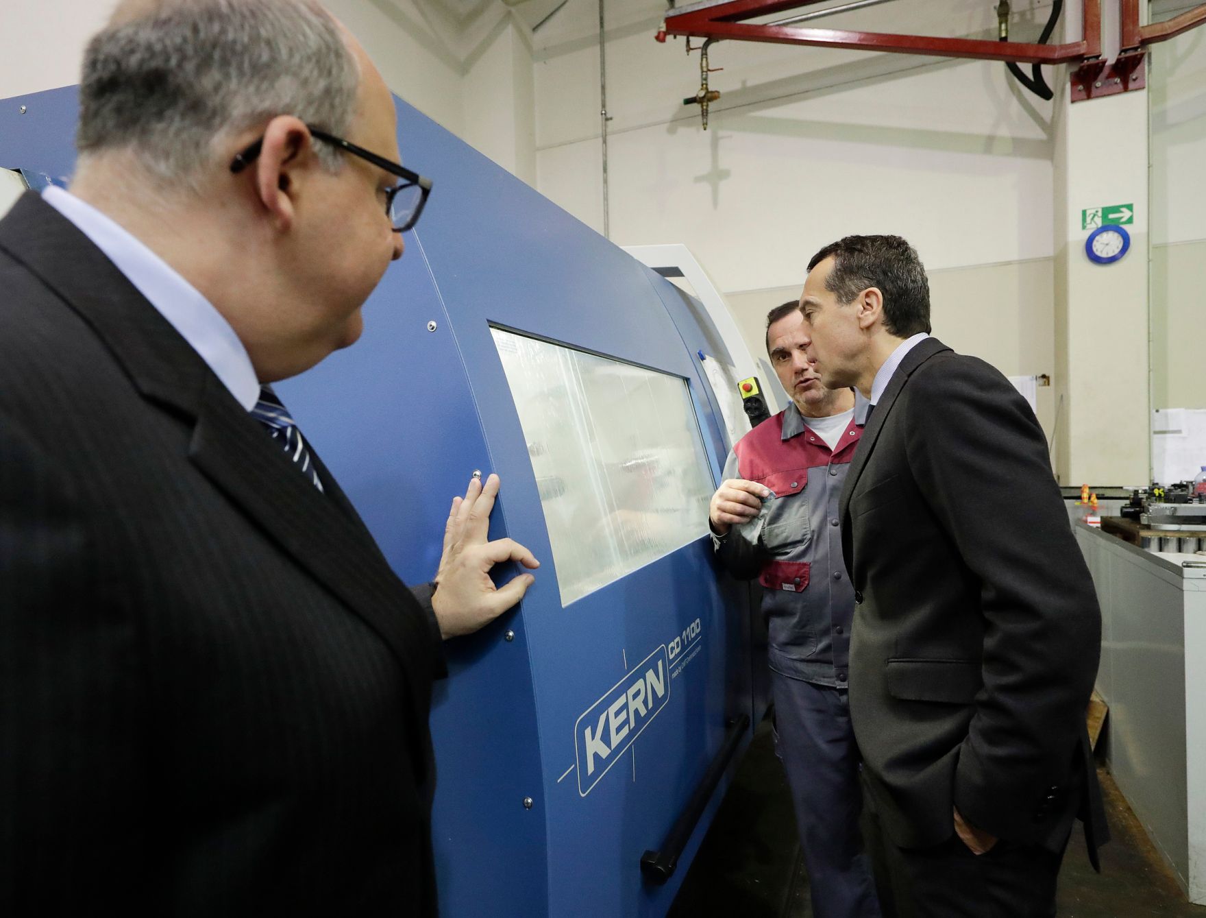 Am 4. November 2016 besuchte Bundeskanzler Christian Kern (r.) die Firma Merten GesmbH. Im Bild mit dem Gesch&auml;ftsf&uuml;hrer Peter Merten (l.) und einem Mitarbeiter (m.).