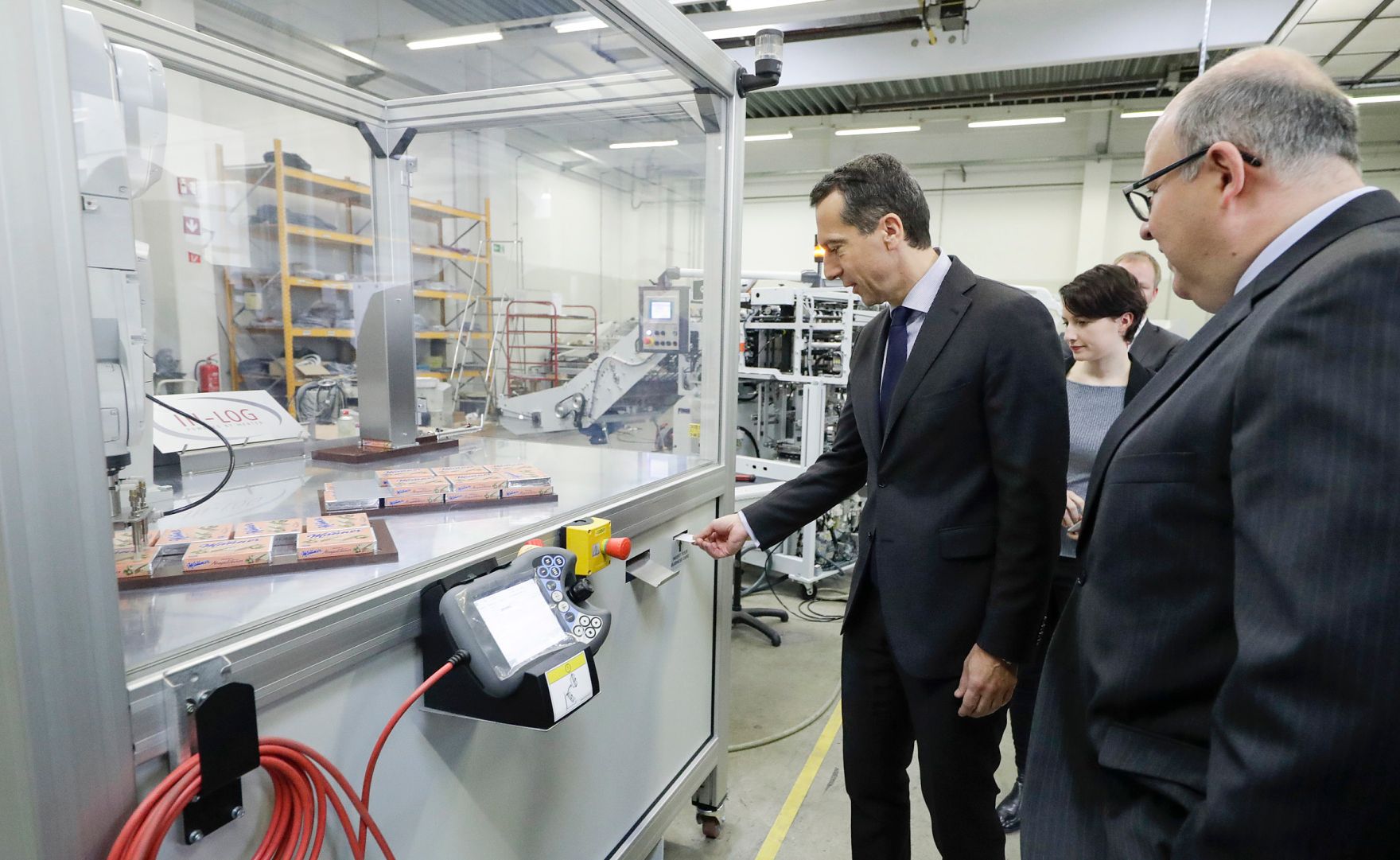 Am 4. November 2016 besuchte Bundeskanzler Christian Kern (l.) die Firma Merten GesmbH. Im Bild mit dem Gesch&auml;ftsf&uuml;hrer Peter Merten (r.).